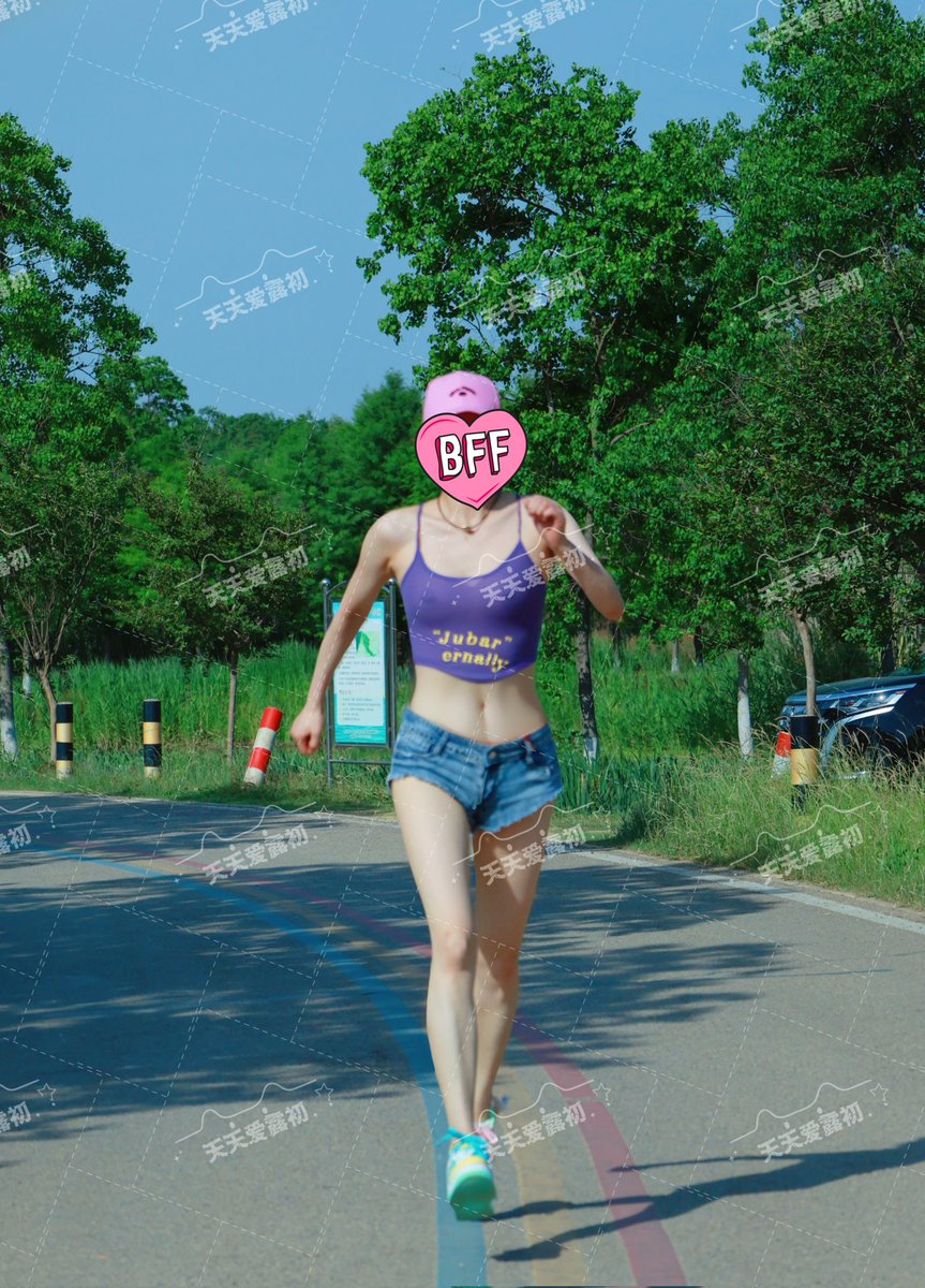 运动媛第三弹
顶着沉甸甸的大胸正在享受阳光，路边突然出来一台车，吓得老婆赶紧跑，两个大奶子上下乱蹦，好不诱人。
#美妻  #露出 #情趣
@007share 
@wqganenshi_ 
@Public_Catgirl1 
@luchu888888 https://t.co/2QAHdBwElh