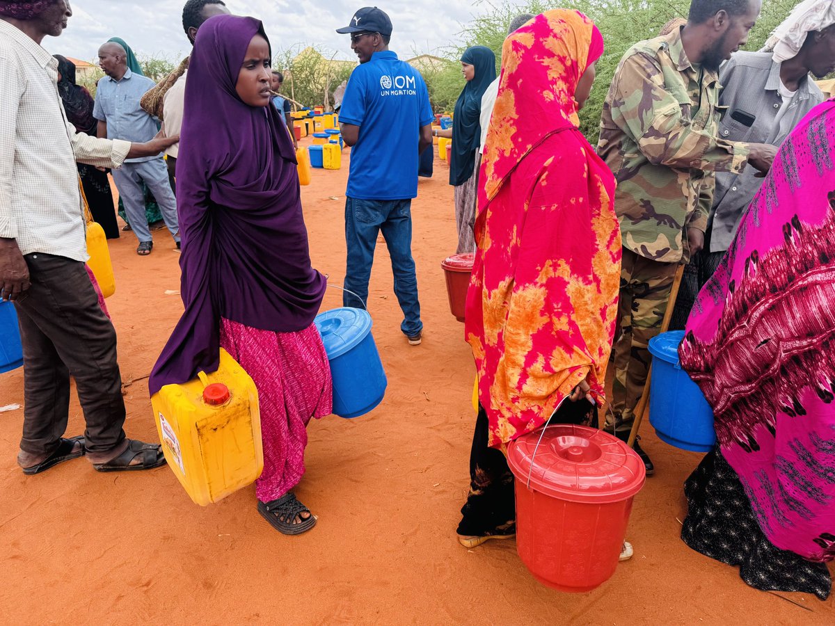 iom_somalia's tweet photo. Thousands displaced due to recent conflicts now face dire conditions in overcrowded settlements in Somalia's Ceyn Region.
 
IOM distributed hygiene kits—soap, jerrycans and buckets—to over 8,000 people to improve sanitation and prevent disease outbreaks.
 
Supported by @eu_echo. https://t.co/jomTuGtC2U