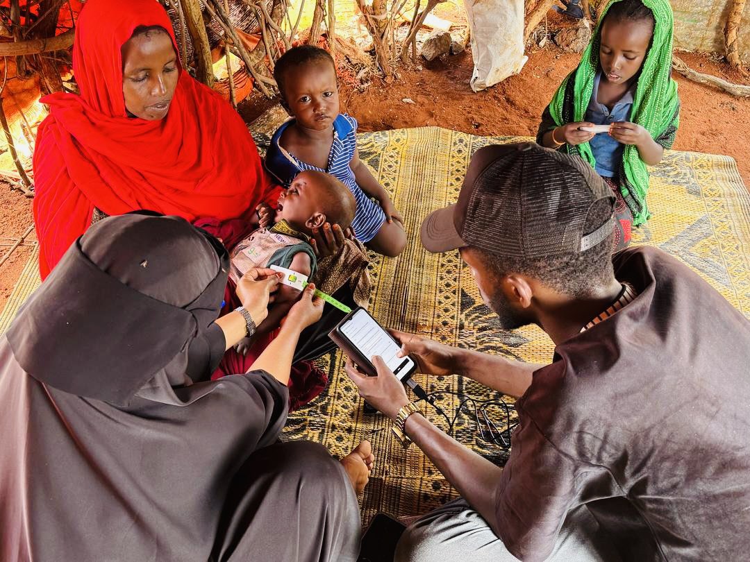 iom_somalia's tweet photo. Thousands displaced due to recent conflicts now face dire conditions in overcrowded settlements in Somalia's Ceyn Region.
 
IOM distributed hygiene kits—soap, jerrycans and buckets—to over 8,000 people to improve sanitation and prevent disease outbreaks.
 
Supported by @eu_echo. https://t.co/jomTuGtC2U