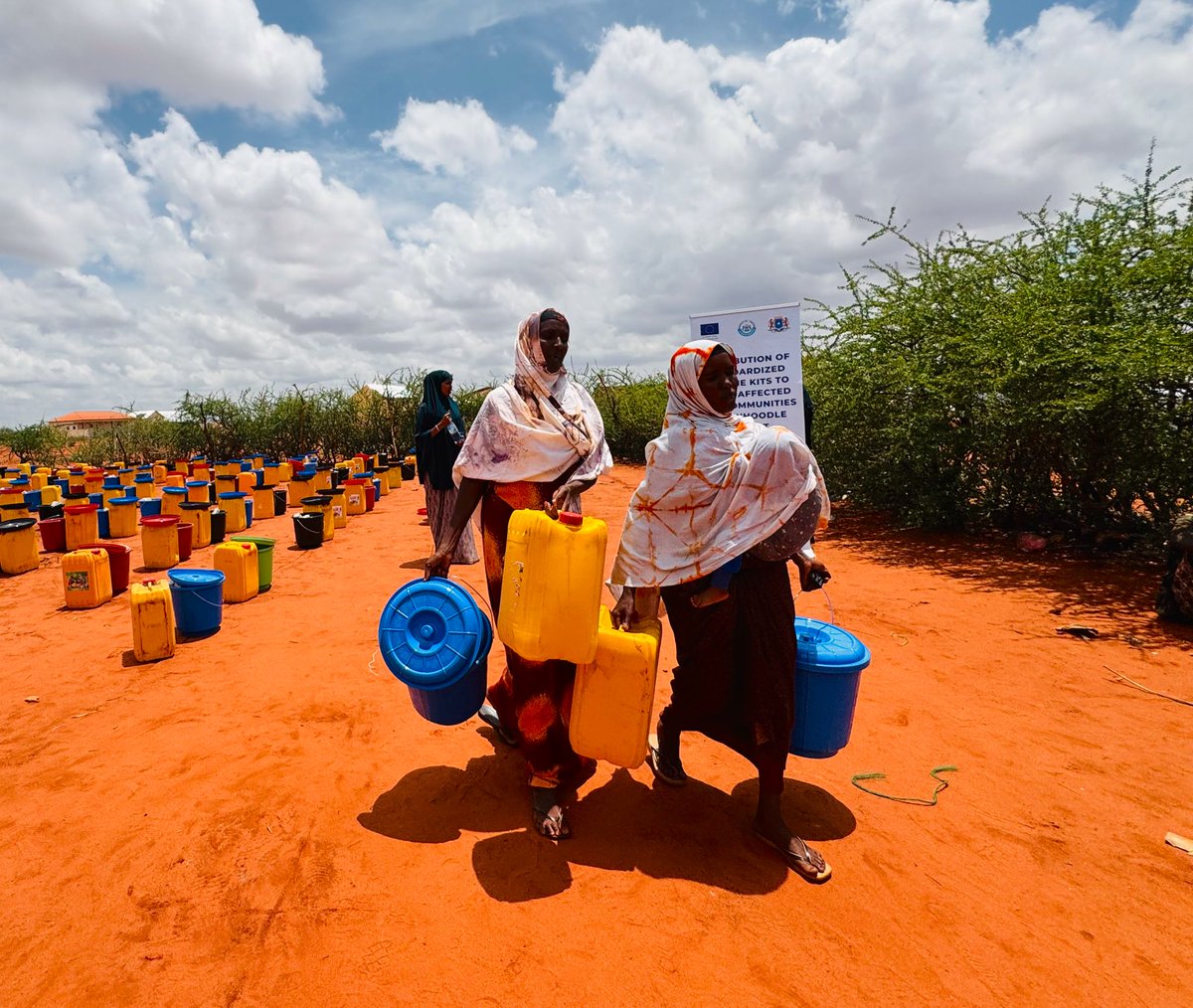 iom_somalia's tweet photo. Thousands displaced due to recent conflicts now face dire conditions in overcrowded settlements in Somalia's Ceyn Region.
 
IOM distributed hygiene kits—soap, jerrycans and buckets—to over 8,000 people to improve sanitation and prevent disease outbreaks.
 
Supported by @eu_echo. https://t.co/jomTuGtC2U