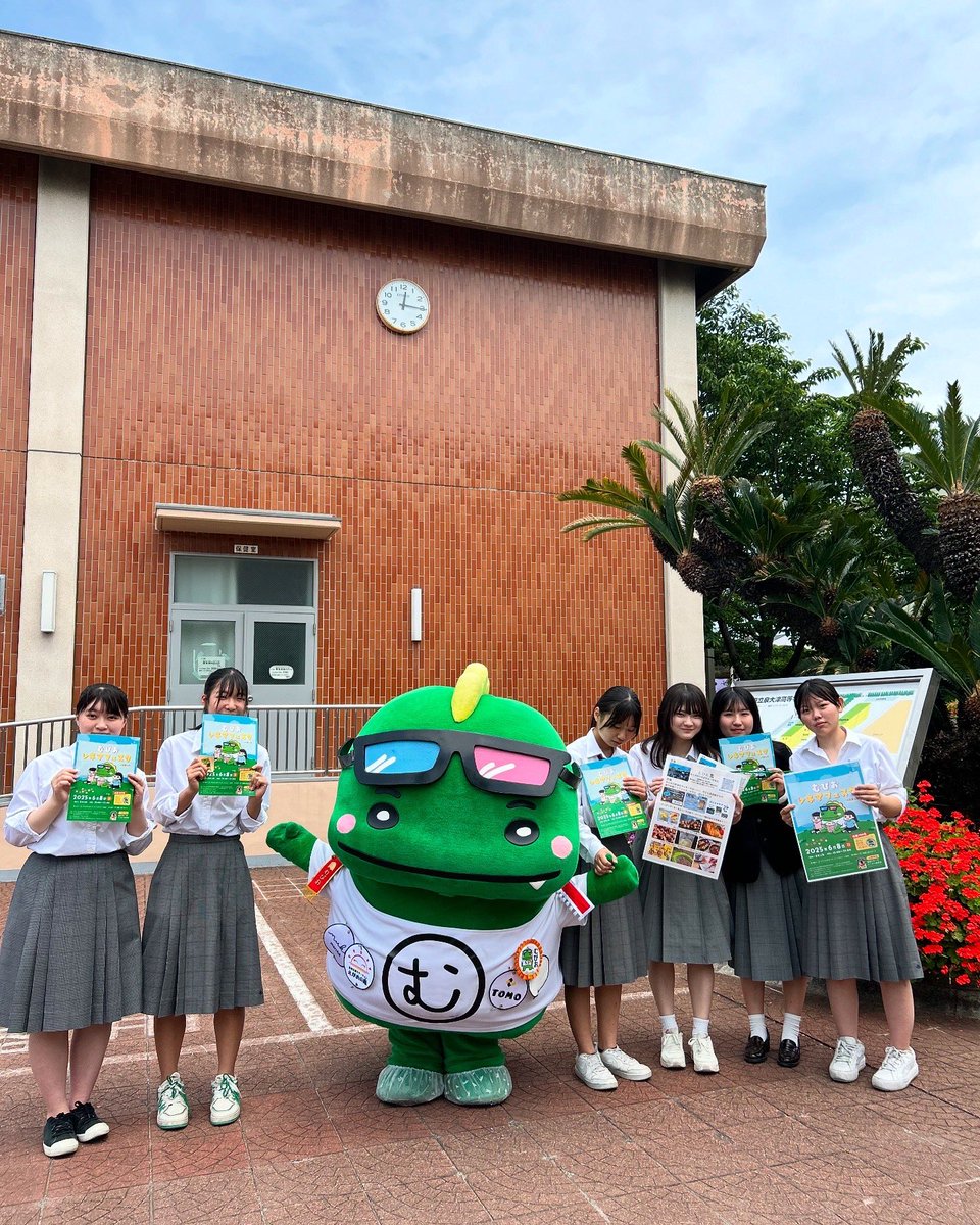 muvimuvio's tweet photo. 【泉大津高校🏫🦖】
きょうのいずみおおつは
あったかかったむび〜🦖🌞
おさんぽしたむび〜🦖
いずみおおつこうこう🏫
おおつこうに、はいらせてもらったむび〜🏫🦖
おねえさんたちに
あそんでもらったむび〜🦖
ぼくも
べんきょうがんばるむび〜📝🦖
#むびお
#muvio https://t.co/WqjuekyUBg