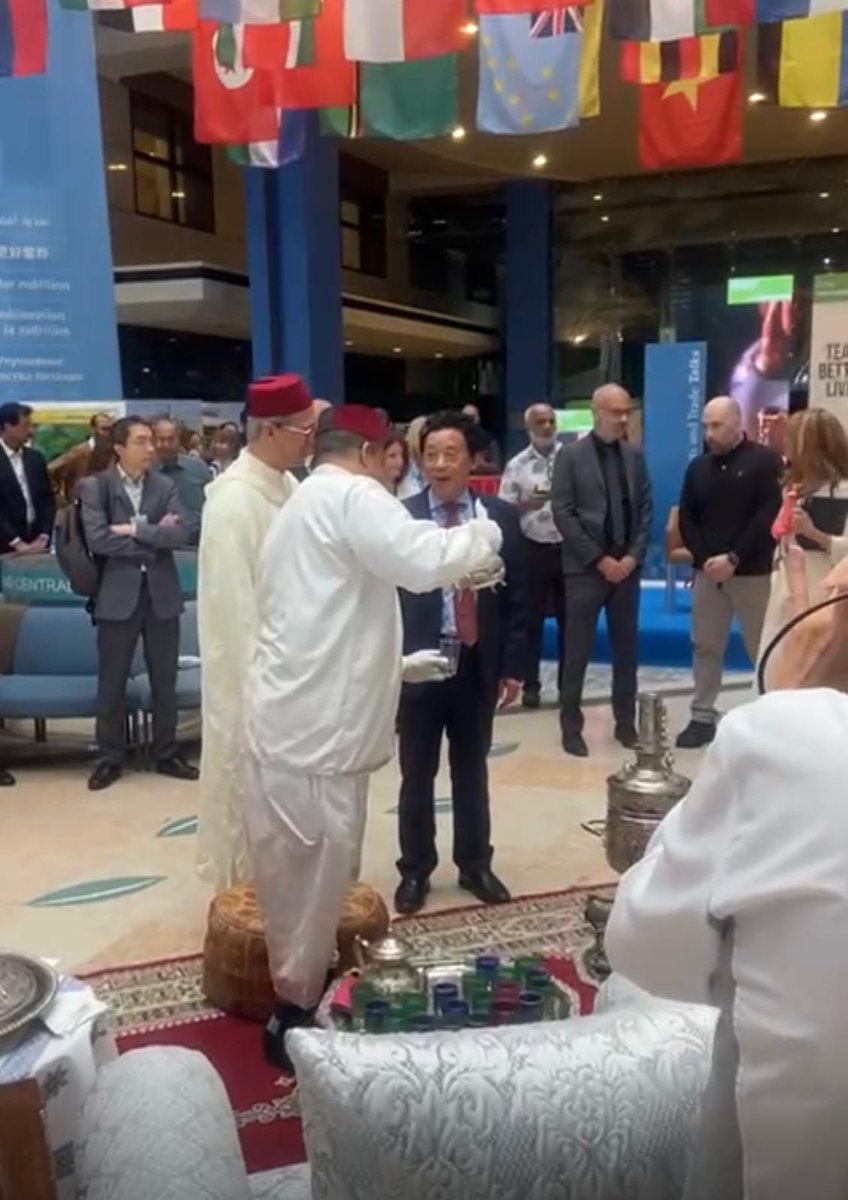 Marocco in Italia (@amb_marocco) on Twitter photo In occasione della #GiornataMondialedelTè, la Missione Permanente del Regno del #Marocco presso la <a href="/FAO/">Food and Agriculture Organization</a> #ONU ha allestito uno stand celebrando il tè marocchino, simbolo di ospitalità, cultura e tradizione secolare. 🇲🇦 #FAO #TeaDay #MaroccanTea In occasione della #GiornataMondialedelTè, la Missione Permanente del Regno del #Marocco presso la <a href="/FAO/">Food and Agriculture Organization</a> #ONU ha allestito uno stand celebrando il tè marocchino, simbolo di ospitalità, cultura e tradizione secolare. 🇲🇦 #FAO #TeaDay #MaroccanTea