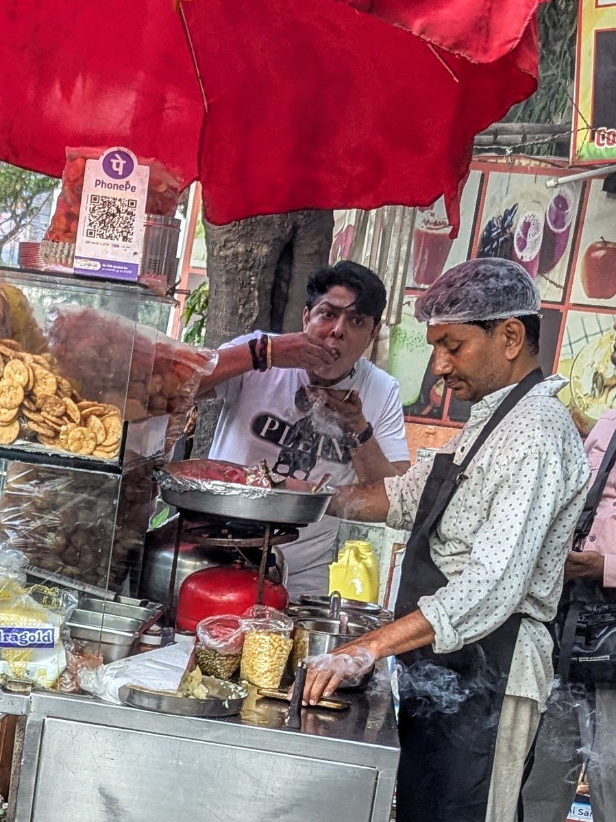 shaanse00's tweet photo. @elonmusk enjoying panipuri in Mumbai https://t.co/sUa8q7Pfxz