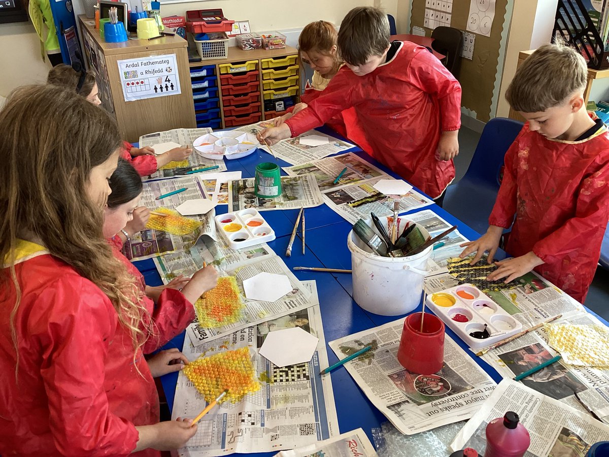 Branwen and Mwldan classes enjoyed celebrating World Bee day by doing all kinds of interesting and fun activities. Cooking honey biscuits, artwork, animation, making life cycle crowns and planting seeds.