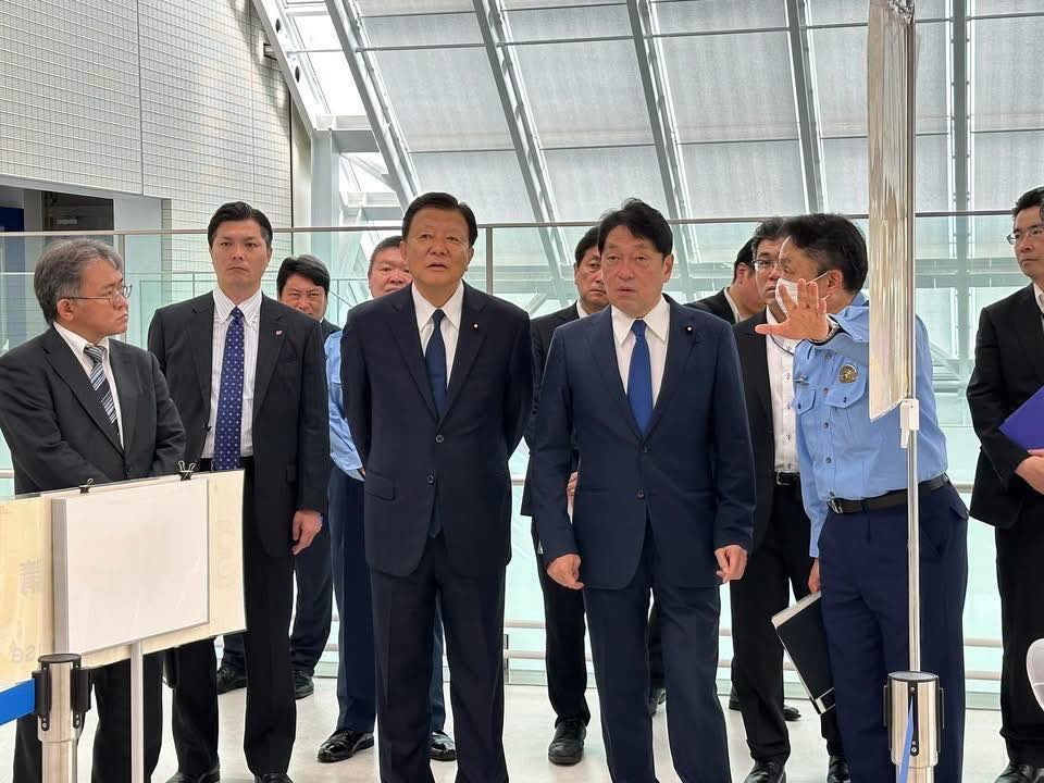 shindo_y's tweet photo. 5月21日朝、東京都の鮫洲運転免許試験場を小野寺政調会長と共に視察しました。
外国人が母国の運転免許を日本の免許に切り替えられる「外国免許切り替え(外免切替)」の取得者数が過去10年で2倍強、特にコロナ以降の令和5年より急増しています。
ここ数日、埼玉県三郷市の外国人による小学生ひき逃げ事案や、三重県の新名神高速道路での外国人逆走など、私たちの安心安全を脅かす重大で危険な事故が発生していますが、報道によれば、これらはいずれも外国で取得した運転免許を日本の免許に切り替える「外免切替」制度で取得した運転免許を持った外国人であるとされています。

鮫洲運転免許場では、外国免許切替の受け付けや書類審査の状況をヒアリングし、通過率91％で簡単すぎるとの指摘がある知識確認試験も実際に見ました。
また、外免切り替え申請では、観光ビザ等による短期滞在者の外国人が、ホテル等の一時的な滞在場所を運転免許証の住所にすることが出来、何と最短2泊3日の滞在でも日本の免許が交付されるという制度になっていることを確認しました。

令和5年の外免切替数は約6万人で、最多はベトナム、次が中国からの免許です。
日本は「道路交通に関する条約(ジュネーブ条約)」に加盟しており、日本免許をもとに発行される国際運転免許証で欧米やトルコなど約100の加盟国で運転が出来ます。
ところが中国やベトナムはジュネーブ条約に加盟していないため、旅行で来た際に、日本で車の運転が出来ません。しかし、外免切替して日本の運転免許証を取得すれば、日本で運転できるだけでなく、およそ100の国で運転出来るようになるのです。
外国人ドライバーによる交通事故は増加傾向にあり、さらに日本を訪れる外国人の数も増加する中、「外免切替」制度の問題点を洗い出し、早急な見直しが必要と考えます。
午後から開催する「外国人との秩序ある共生社会実現に関する特命委員会」において、早速検討を始めます。
