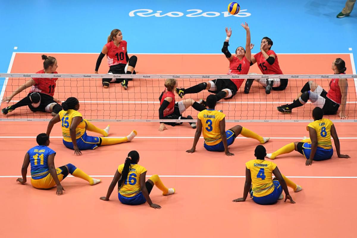 🏐 🏐🏐
¿Sabías que en el sitting volley los jugadores deben mantener siempre parte del cuerpo en contacto con el suelo, incluso al atacar o bloquear? 

¡Puro reflejo y estrategia! 🤯
#SittingVolley #voleibol #SíPuedesTV #ProyectoFortis #FEDDF