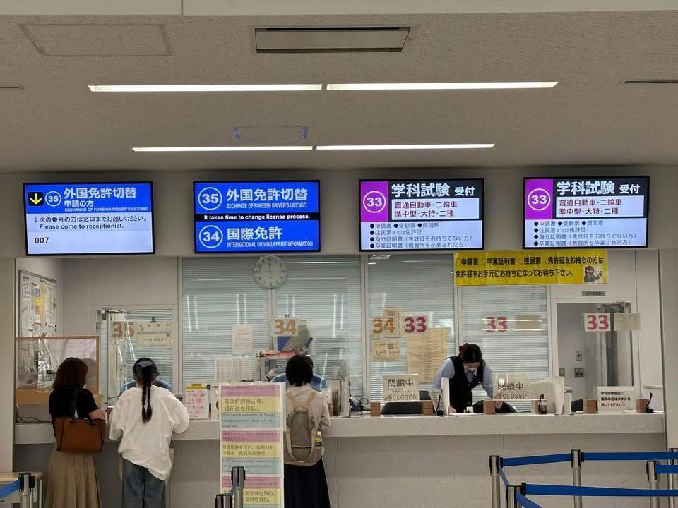 shindo_y's tweet photo. 5月21日朝、東京都の鮫洲運転免許試験場を小野寺政調会長と共に視察しました。
外国人が母国の運転免許を日本の免許に切り替えられる「外国免許切り替え(外免切替)」の取得者数が過去10年で2倍強、特にコロナ以降の令和5年より急増しています。
ここ数日、埼玉県三郷市の外国人による小学生ひき逃げ事案や、三重県の新名神高速道路での外国人逆走など、私たちの安心安全を脅かす重大で危険な事故が発生していますが、報道によれば、これらはいずれも外国で取得した運転免許を日本の免許に切り替える「外免切替」制度で取得した運転免許を持った外国人であるとされています。

鮫洲運転免許場では、外国免許切替の受け付けや書類審査の状況をヒアリングし、通過率91％で簡単すぎるとの指摘がある知識確認試験も実際に見ました。
また、外免切り替え申請では、観光ビザ等による短期滞在者の外国人が、ホテル等の一時的な滞在場所を運転免許証の住所にすることが出来、何と最短2泊3日の滞在でも日本の免許が交付されるという制度になっていることを確認しました。

令和5年の外免切替数は約6万人で、最多はベトナム、次が中国からの免許です。
日本は「道路交通に関する条約(ジュネーブ条約)」に加盟しており、日本免許をもとに発行される国際運転免許証で欧米やトルコなど約100の加盟国で運転が出来ます。
ところが中国やベトナムはジュネーブ条約に加盟していないため、旅行で来た際に、日本で車の運転が出来ません。しかし、外免切替して日本の運転免許証を取得すれば、日本で運転できるだけでなく、およそ100の国で運転出来るようになるのです。
外国人ドライバーによる交通事故は増加傾向にあり、さらに日本を訪れる外国人の数も増加する中、「外免切替」制度の問題点を洗い出し、早急な見直しが必要と考えます。
午後から開催する「外国人との秩序ある共生社会実現に関する特命委員会」において、早速検討を始めます。