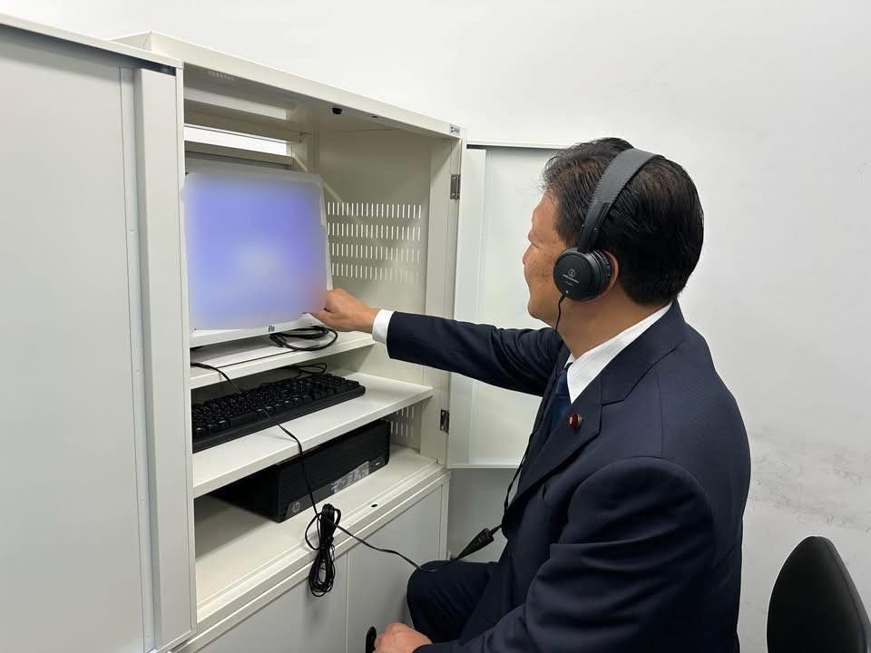shindo_y's tweet photo. 5月21日朝、東京都の鮫洲運転免許試験場を小野寺政調会長と共に視察しました。
外国人が母国の運転免許を日本の免許に切り替えられる「外国免許切り替え(外免切替)」の取得者数が過去10年で2倍強、特にコロナ以降の令和5年より急増しています。
ここ数日、埼玉県三郷市の外国人による小学生ひき逃げ事案や、三重県の新名神高速道路での外国人逆走など、私たちの安心安全を脅かす重大で危険な事故が発生していますが、報道によれば、これらはいずれも外国で取得した運転免許を日本の免許に切り替える「外免切替」制度で取得した運転免許を持った外国人であるとされています。

鮫洲運転免許場では、外国免許切替の受け付けや書類審査の状況をヒアリングし、通過率91％で簡単すぎるとの指摘がある知識確認試験も実際に見ました。
また、外免切り替え申請では、観光ビザ等による短期滞在者の外国人が、ホテル等の一時的な滞在場所を運転免許証の住所にすることが出来、何と最短2泊3日の滞在でも日本の免許が交付されるという制度になっていることを確認しました。

令和5年の外免切替数は約6万人で、最多はベトナム、次が中国からの免許です。
日本は「道路交通に関する条約(ジュネーブ条約)」に加盟しており、日本免許をもとに発行される国際運転免許証で欧米やトルコなど約100の加盟国で運転が出来ます。
ところが中国やベトナムはジュネーブ条約に加盟していないため、旅行で来た際に、日本で車の運転が出来ません。しかし、外免切替して日本の運転免許証を取得すれば、日本で運転できるだけでなく、およそ100の国で運転出来るようになるのです。
外国人ドライバーによる交通事故は増加傾向にあり、さらに日本を訪れる外国人の数も増加する中、「外免切替」制度の問題点を洗い出し、早急な見直しが必要と考えます。
午後から開催する「外国人との秩序ある共生社会実現に関する特命委員会」において、早速検討を始めます。