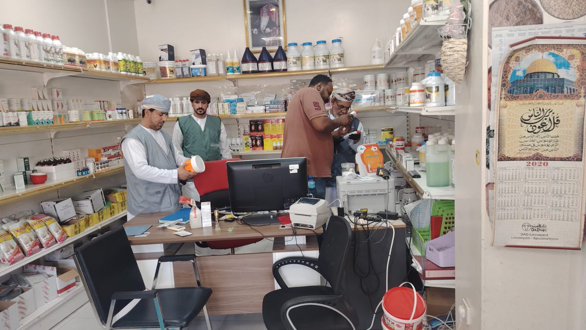 MAFWR_SBATINAH's tweet photo. في إطار التعاون المشترك بين المؤسسات الحكومية بالمحافظة ،نفذ قسم الرقابة الحيوانية بدائرة الرقابة بالمديرية ودائرة بركاء بالتعاون مع دائرة البلدية ببركاء وإدارة حماية المستهلك ببركاء حملة تفتيشية على الصيدليات البيطرية ببركاء للتأكد من الالتزام بالاشتراطات والضوابط و التشريعات. https://t.co/AeoWCwAr6q