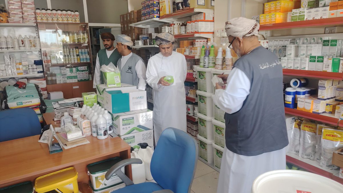 MAFWR_SBATINAH's tweet photo. في إطار التعاون المشترك بين المؤسسات الحكومية بالمحافظة ،نفذ قسم الرقابة الحيوانية بدائرة الرقابة بالمديرية ودائرة بركاء بالتعاون مع دائرة البلدية ببركاء وإدارة حماية المستهلك ببركاء حملة تفتيشية على الصيدليات البيطرية ببركاء للتأكد من الالتزام بالاشتراطات والضوابط و التشريعات. https://t.co/AeoWCwAr6q