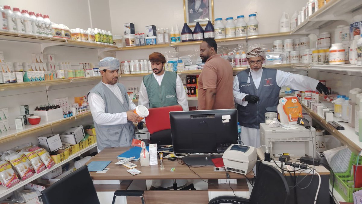 MAFWR_SBATINAH's tweet photo. في إطار التعاون المشترك بين المؤسسات الحكومية بالمحافظة ،نفذ قسم الرقابة الحيوانية بدائرة الرقابة بالمديرية ودائرة بركاء بالتعاون مع دائرة البلدية ببركاء وإدارة حماية المستهلك ببركاء حملة تفتيشية على الصيدليات البيطرية ببركاء للتأكد من الالتزام بالاشتراطات والضوابط و التشريعات. https://t.co/AeoWCwAr6q