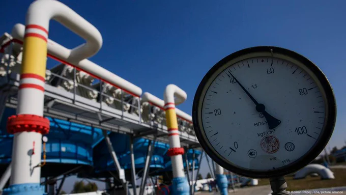 ЕС может ввести нулевую квоту на импорт газа из РФ, пишет агентство Bloomberg. Такая мера позволит компаниям из Европы ссылаться на форс-мажор для расторжения контрактов с поставщиками из России и фактически утвердить план Еврокомиссии о запрете импорта российского газа до 2027 года. Введение прямых санкций исключили, так как для их одобрения требуется согласие всех стран-членов ЕС, что невозможно из-за возражений Венгрии и Словакии, говорится в материале. Для введения нулевой квоты на импорт достаточно одобрения большинства. По данным Bloomberg, предложение о нулевой квоте могут выдвинуть в середине июня