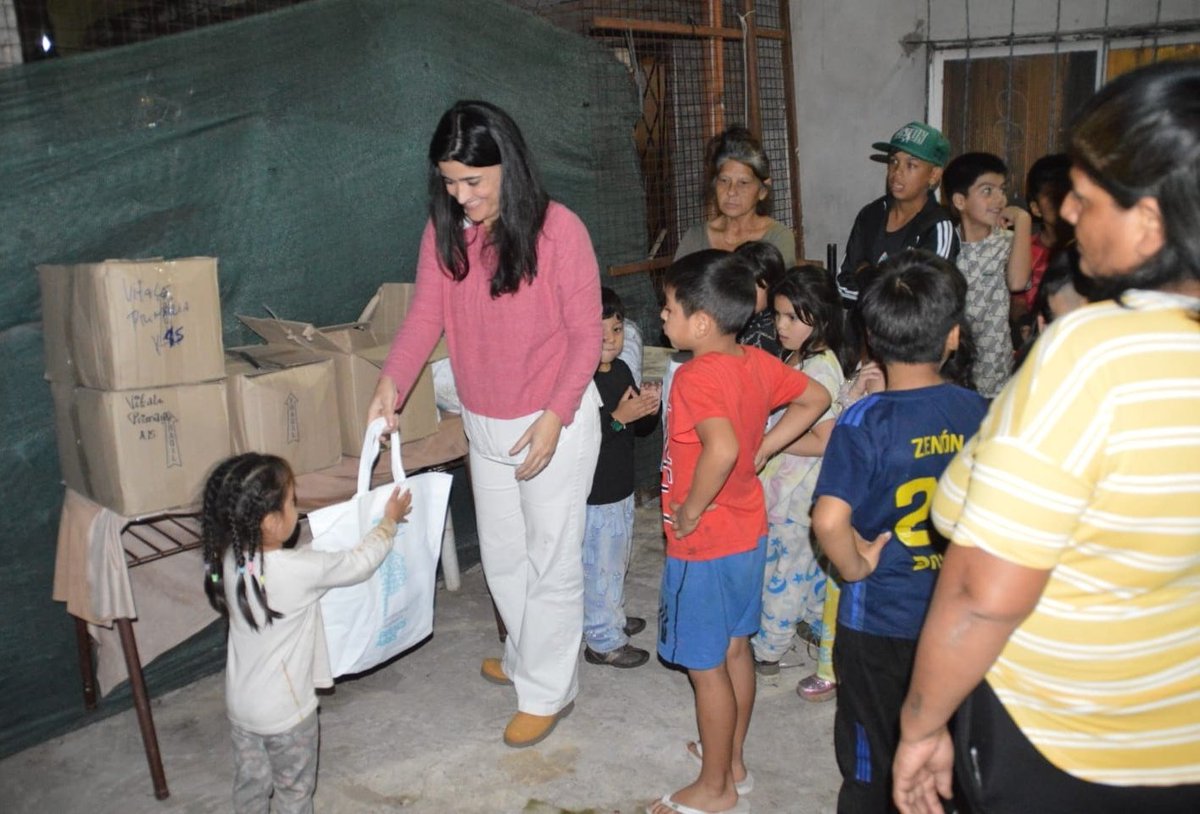 CarmelaMoreauOk's tweet photo. 📍 Estuvimos en la casa de Vanesa, en el barrio San Cayetano de #SanIsidro.

Entregamos guardapolvos y útiles escolares a lxs niñxs que asisten al comedor.

Varios de ellxs me contaron, con orgullo, que sacaron un 10 en la escuela.

Mirá si no vamos a renovar las ganas de luchar por un país que iguale las oportunidades para ellxs. 👬👫👭

#DerechoalFuturo