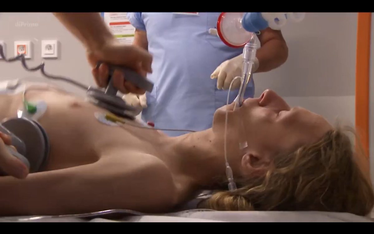 surgeryfet's tweet photo. 女性の乳首が映ってる医療ドラマはなかなか珍しい気がします https://t.co/KEcRjRrCZZ