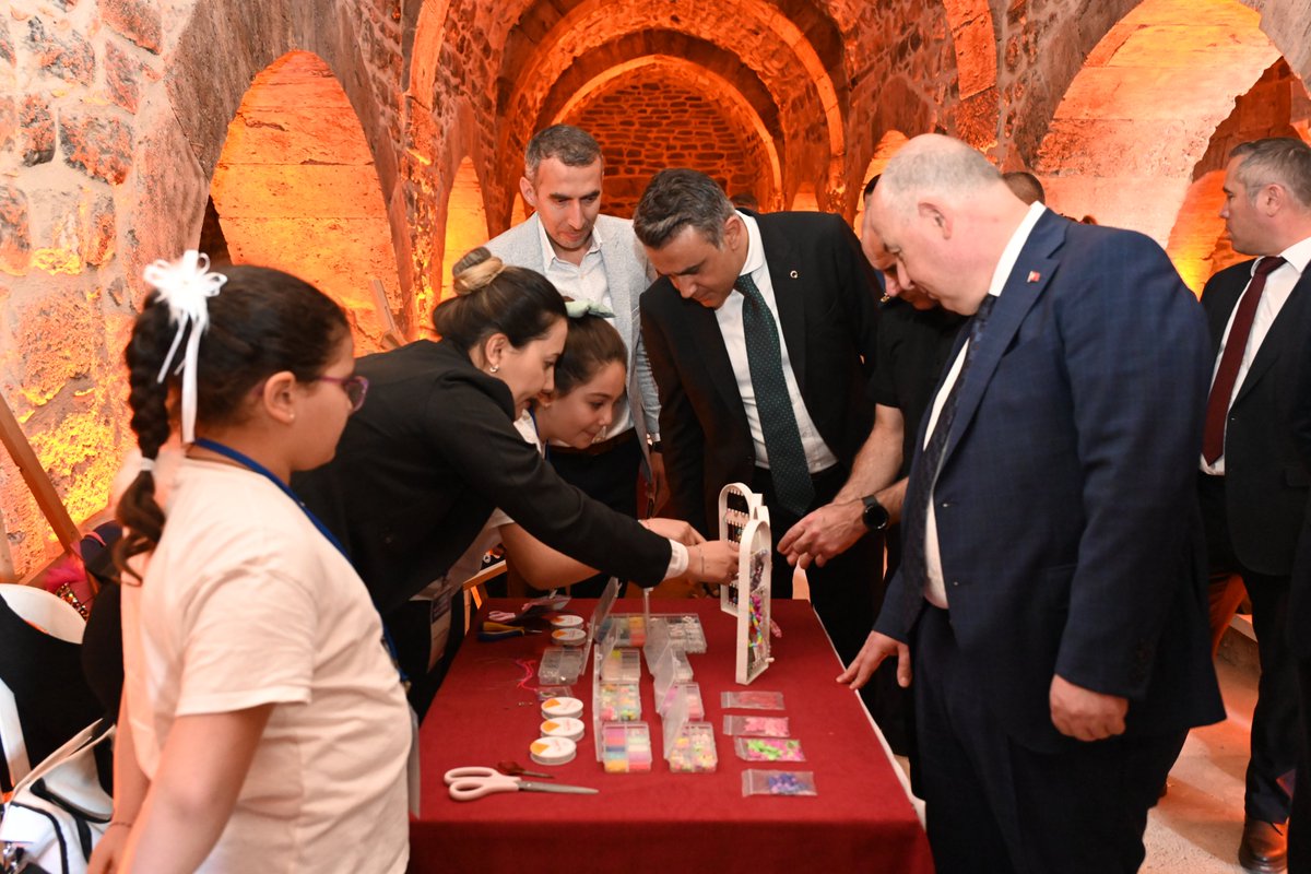 Çardak Bilim, Kültür ve Sanat Şenliği

Çardak Kaymakamlığı ve İlçe Milli Eğitim Müdürlüğünce Anadolu Selçuklu zamanından kalma Han-ı Abat’ta Bilim Kültür ve Sanat Şenliği düzenlendi.

Çardak Bilim, Kültür ve Sanat Şenliği açılışı Denizli Valisi Ömer Faruk Coşkun, Çardak Kaymakamı