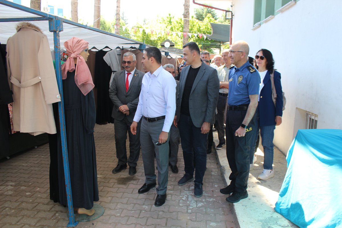 Halk Eğitim Merkezi Müdürlüğünün geleneksel yıl sonu sergi açılışına, Kaymakamımız Sayın Mehmet Kemal AKPINAR, Belediye Başkan Yrd. Mustafa BALIKLI , Daire Amirleri, Siyasi Parti, Meslek Kuruluşları, S.T.K. temsilcileri ve vatandaşlarımız katıldı.