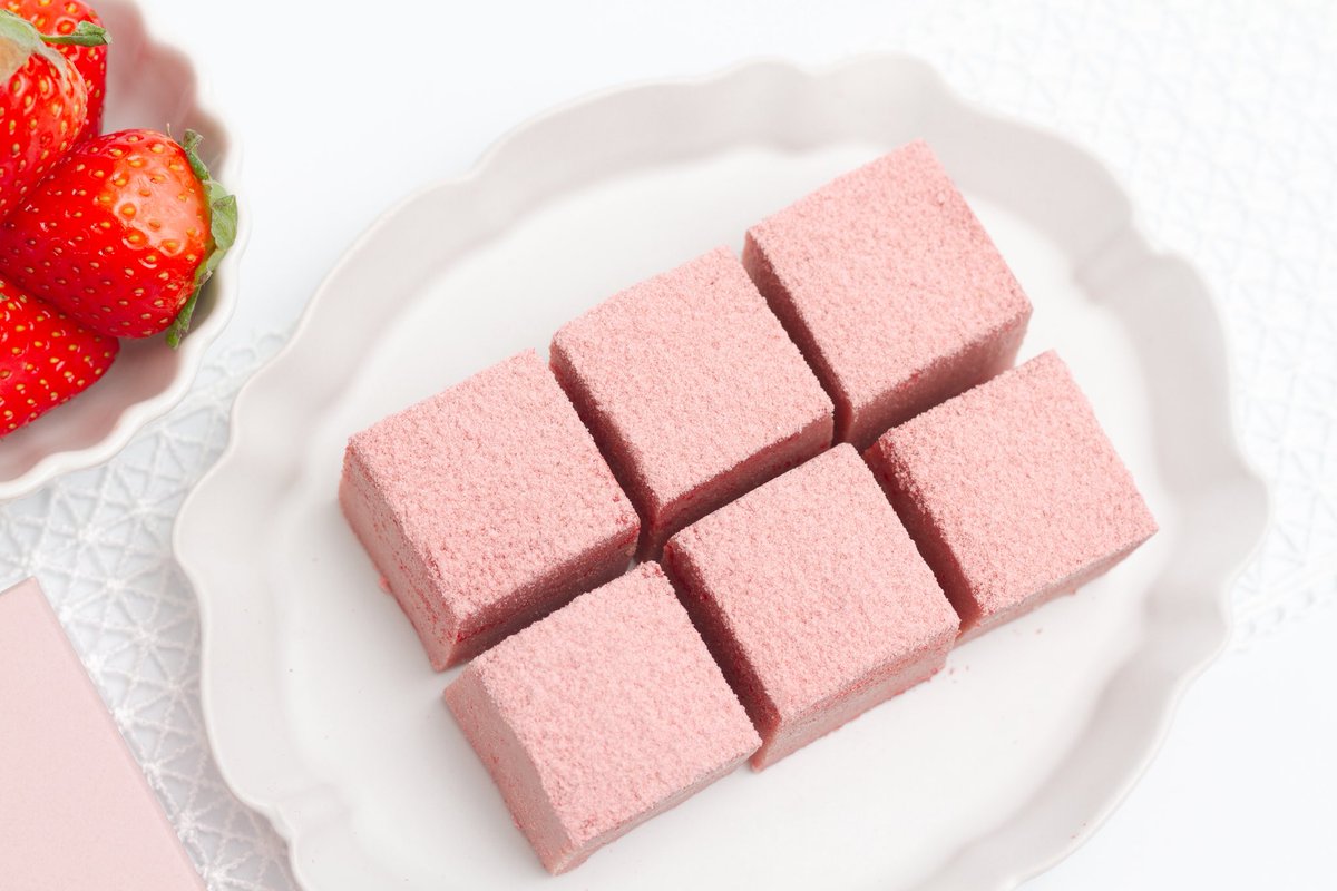 enchamble's tweet photo. ショコラティエが試行錯誤してできた、
女性のために生チョコレート🍓

なめらかな口溶けに、
身体にやさしい栄養素をプラス☺️

おいしさも求めた、日常のご褒美として
食べたいチョコレート菓子に仕上がりました♪

#生チョコ #生ちょこ #生チョコレート #生ちょこれーと #チョコレート #美味しい https://t.co/KseyQOPCfP