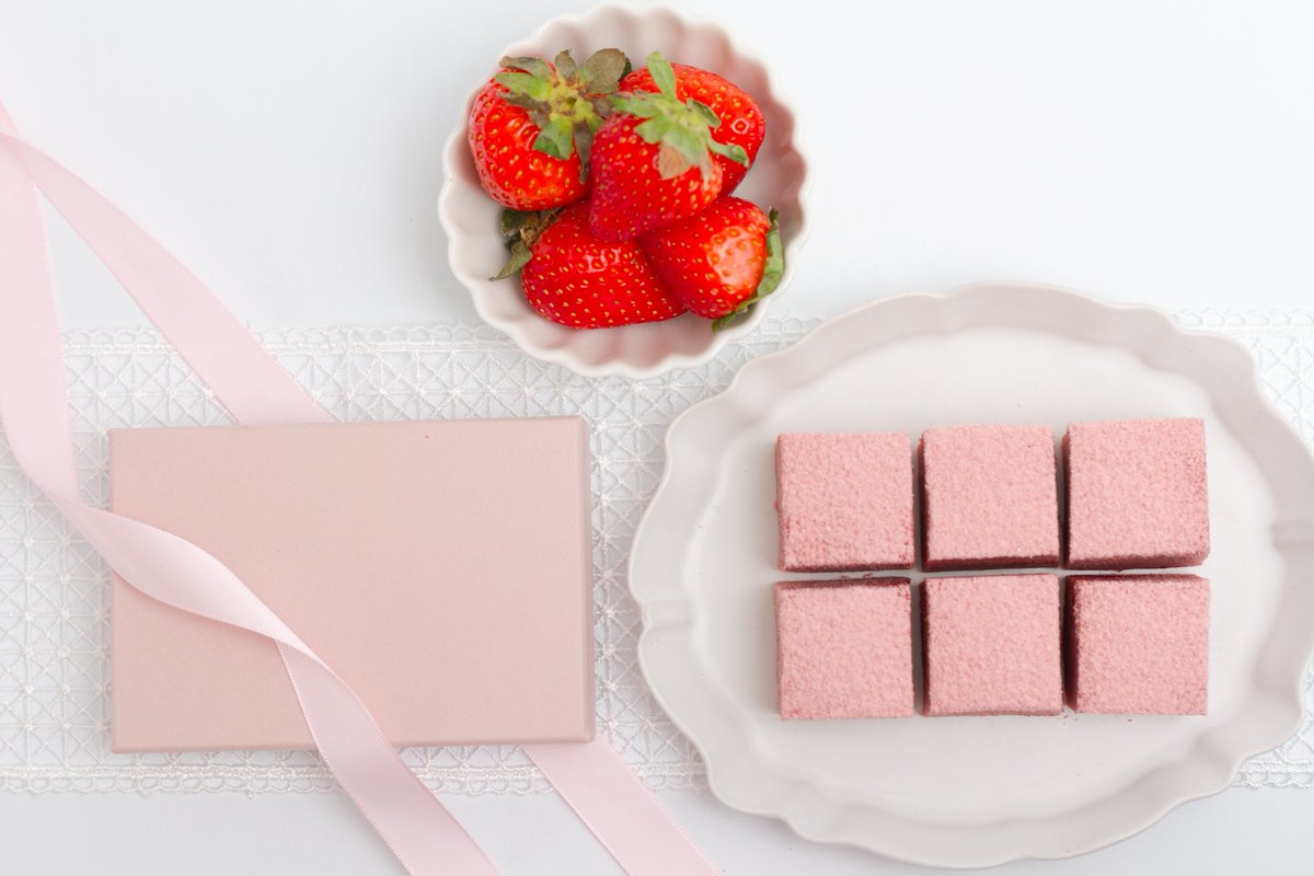 enchamble's tweet photo. ショコラティエが試行錯誤してできた、
女性のために生チョコレート🍓

なめらかな口溶けに、
身体にやさしい栄養素をプラス☺️

おいしさも求めた、日常のご褒美として
食べたいチョコレート菓子に仕上がりました♪

#生チョコ #生ちょこ #生チョコレート #生ちょこれーと #チョコレート #美味しい https://t.co/KseyQOPCfP