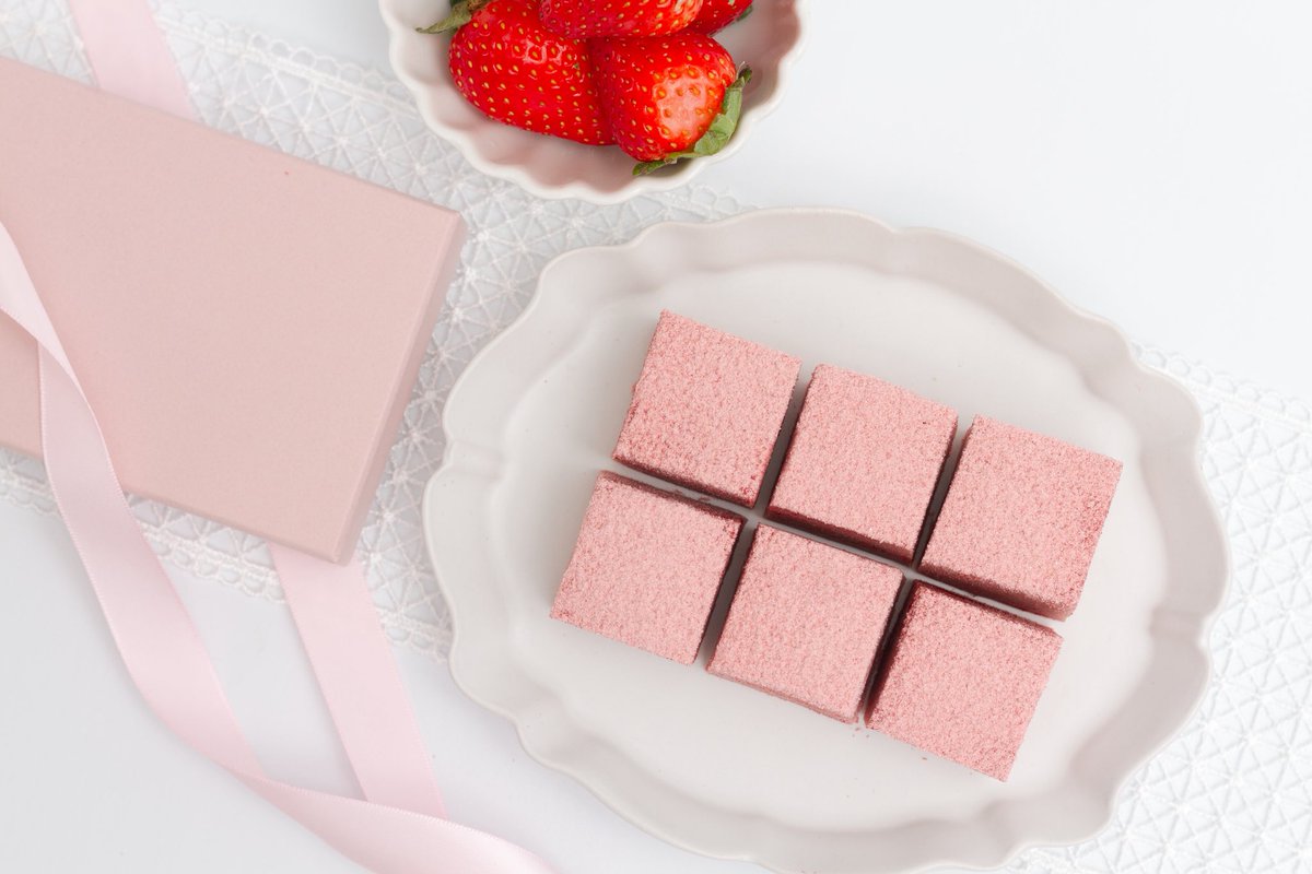 enchamble's tweet photo. ショコラティエが試行錯誤してできた、
女性のために生チョコレート🍓

なめらかな口溶けに、
身体にやさしい栄養素をプラス☺️

おいしさも求めた、日常のご褒美として
食べたいチョコレート菓子に仕上がりました♪

#生チョコ #生ちょこ #生チョコレート #生ちょこれーと #チョコレート #美味しい https://t.co/KseyQOPCfP
