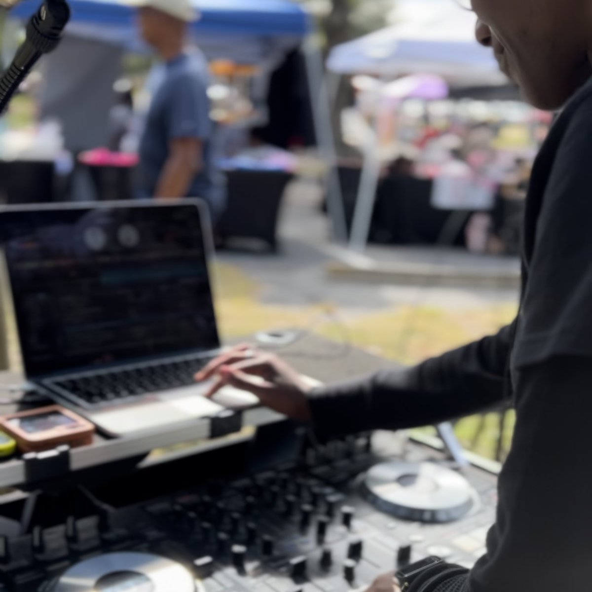selfieshowroom's tweet photo. 💖 Hey Jacksonville! 💖  
We’re bringing the community together for DUVAL SELFIE FEST!

🎉 FREE to Attend  
🎶 Music by @dj_elonn  
🎤 Hosted by @charthemixologist  
🍴 Food Trucks &amp; Prizes  
🛍️ Shop Local Vendors https://t.co/KGZoqDVMvX