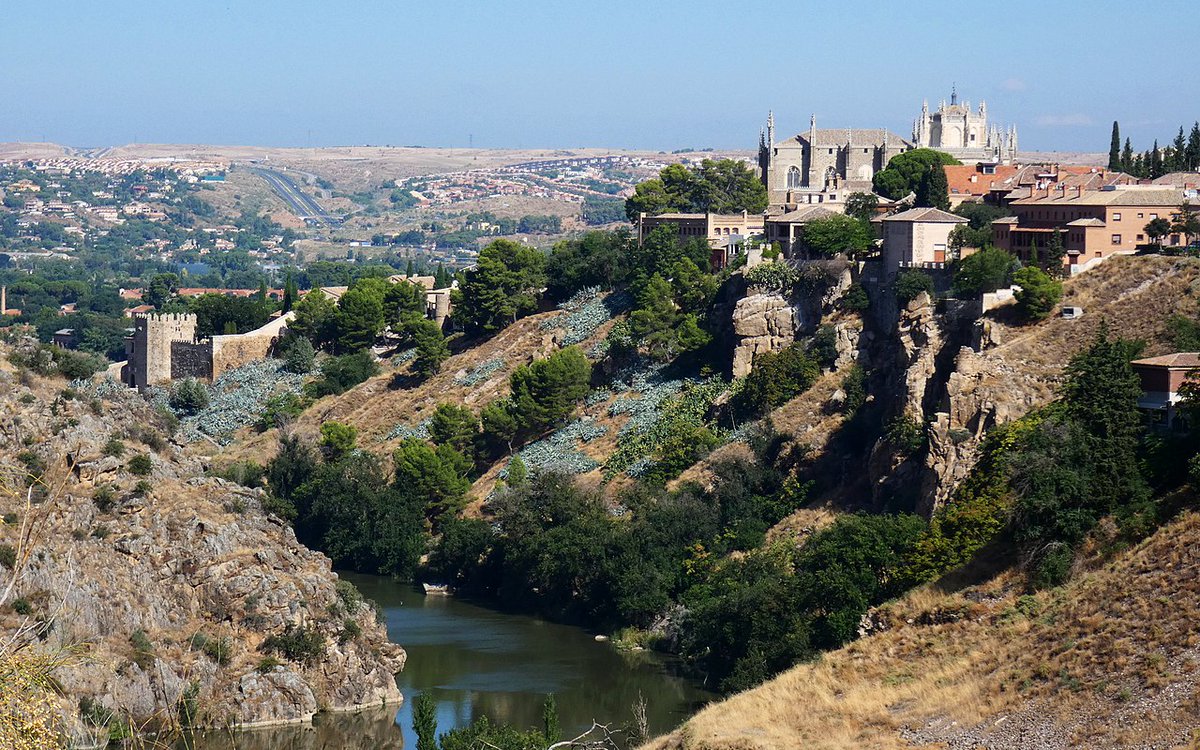 Un suceso famoso del reinado del emir Alhakén I es la Jornada del foso del 797. El rey quería acabar con la autonomía de Toledo y mandó como gobernador a Amrus ben Yusuf. Éste logró reunir a las personas más importantes de Toledo, las mandó decapitar y echó sus cabezas a un foso.