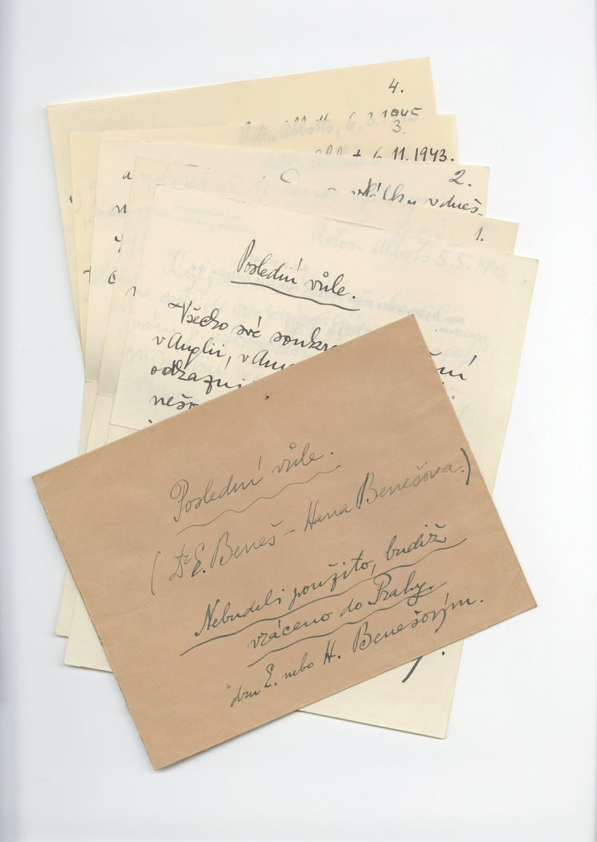 NarodniArchivCZ's tweet image. Při úklidu sklepů na @SpravedlnostCZ se objevil soubor historických dokumentů i předmětů, mezi nimi i poslední vůle prezidenta Edvarda Beneše nebo razítka londýnské exilové vlády. Čtěte víc 👉 1url.cz/SJQvA #objev #sklep