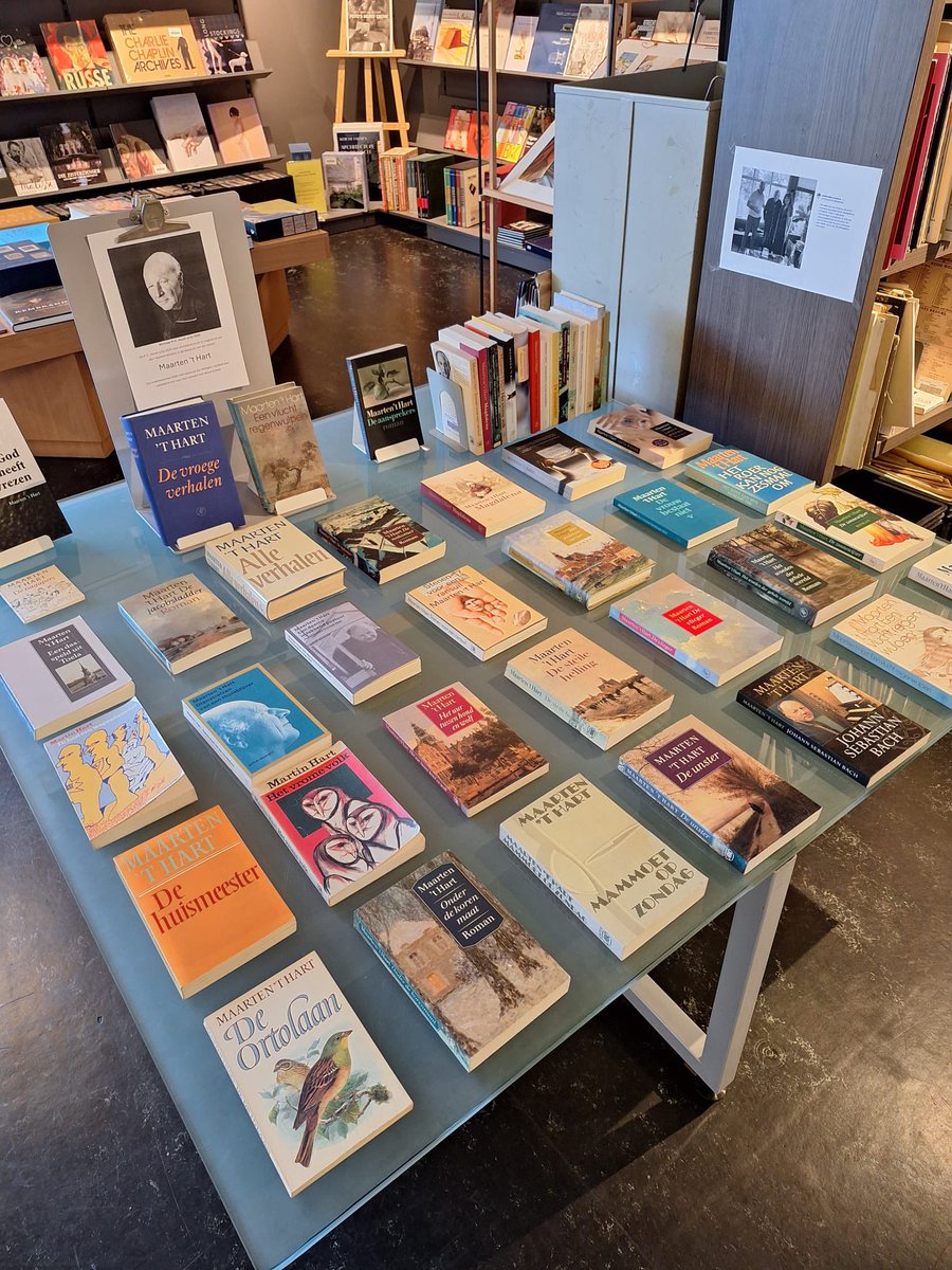 HET OEUVRE VAN MAARTEN ‘T HART

Vrijdag ontvangt Maarten ‘t Hart, auteur van een veelzijdig oeuvre, de P.C. Hooft-prijs voor zijn verhalend proza. 
Maar ook zijn essays zijn zeer de moeite waard. 
Het antiquariaat van Boekhandel Broekhuis in Enschede toont een mooie collectie.