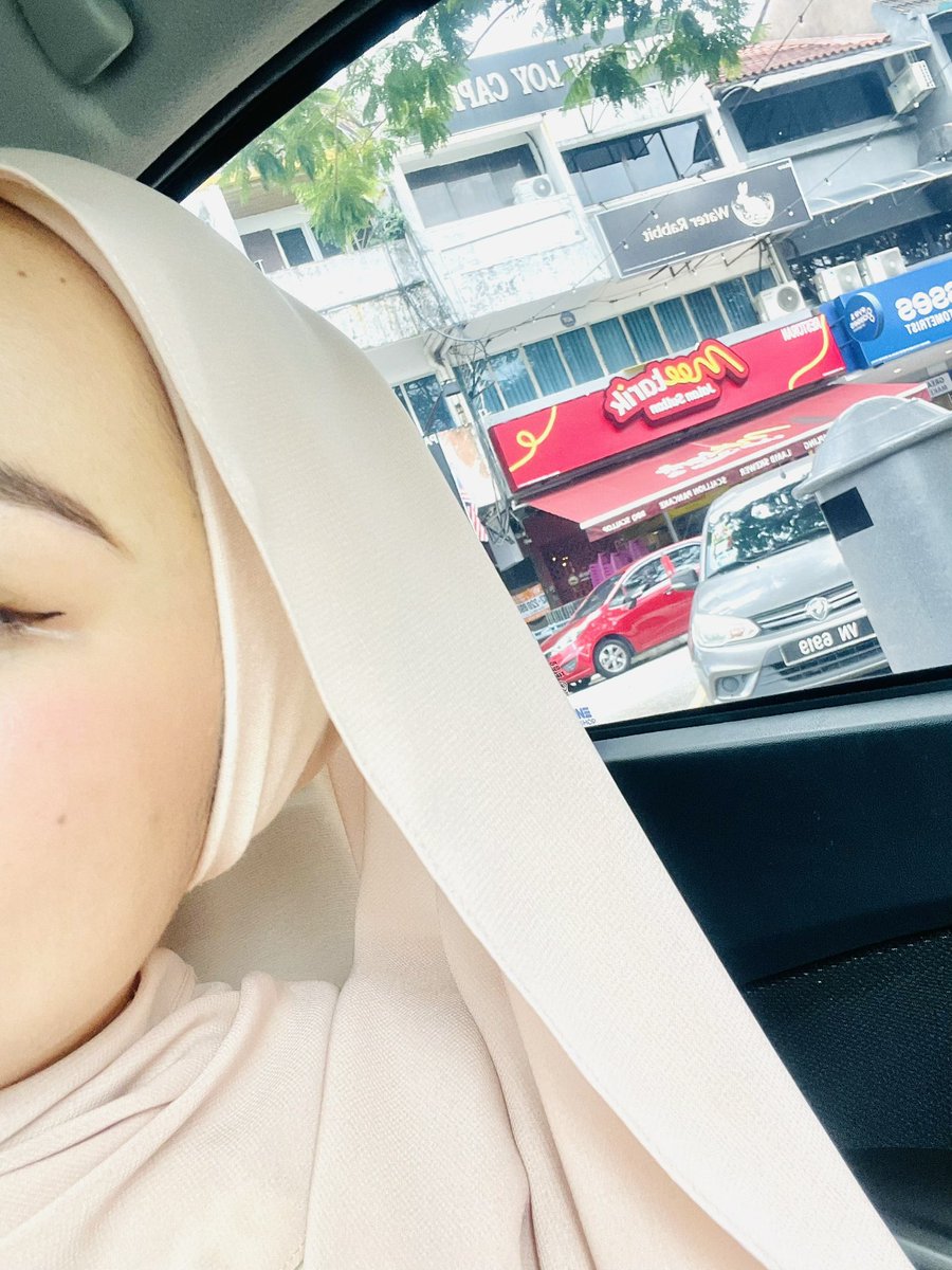 sunflwrsuu's tweet photo. dah tak rasa kepala berat, telinga terkepit, rasa pekak bila repeat anak tudung ni. 

cotton bertali, jenis kain ringan, SEDAP PAKAI, kepala besar pun boleh muat, murah pulaktu😎

Material: Cotton Indonesia 💛 https://t.co/HEw4Do0pUb