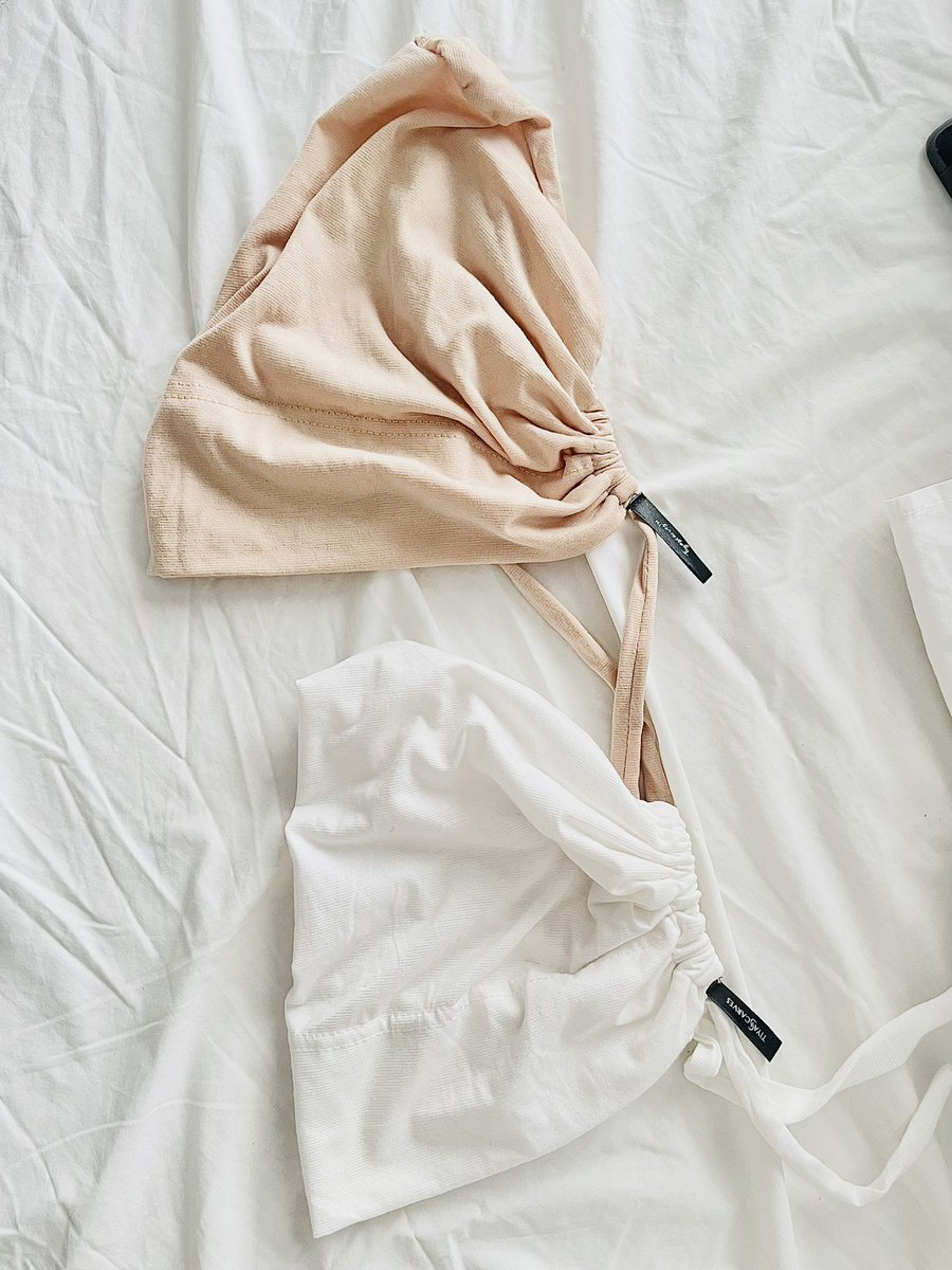 sunflwrsuu's tweet photo. dah tak rasa kepala berat, telinga terkepit, rasa pekak bila repeat anak tudung ni. 

cotton bertali, jenis kain ringan, SEDAP PAKAI, kepala besar pun boleh muat, murah pulaktu😎

Material: Cotton Indonesia 💛 https://t.co/HEw4Do0pUb