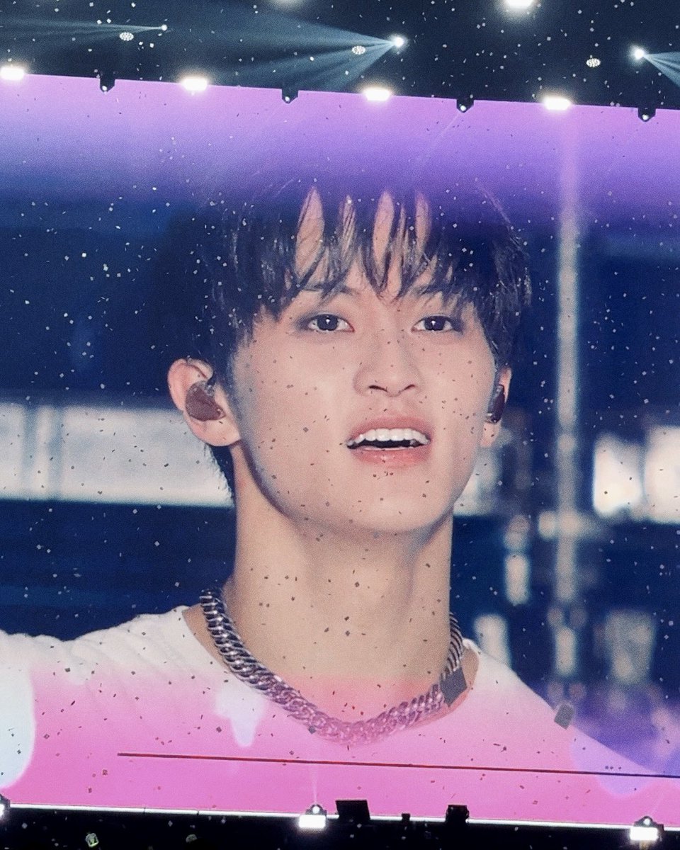 mark lee, who always spreads positive energy, positive words, and happiness wherever he goes...

his presence feels like a warm hug, and his smile has the power to heal. he truly radiates with every step he takes♡

thank you, mark, for existing... thank you for being you♡