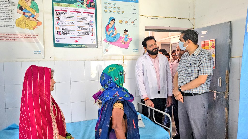 DMMathura1's tweet photo. नगर पंचायत चौमुंहा के प्राथमिक स्वास्थ्य केंद्र का निरीक्षण किया।

मरीजों एवं परिजनों से स्वास्थ्य सुविधाओं की जानकारी ली।

संस्थागत प्रसव हेतु महिलाओं को प्रोत्साहित करें।

दवाओं का स्टॉक तथा एक्सपायरी की तिथियों को चेक किया।

@CMOfficeUP @InfoDeptUP 
@UPGovt @myogiadityanath https://t.co/Hj5rx2ayAJ