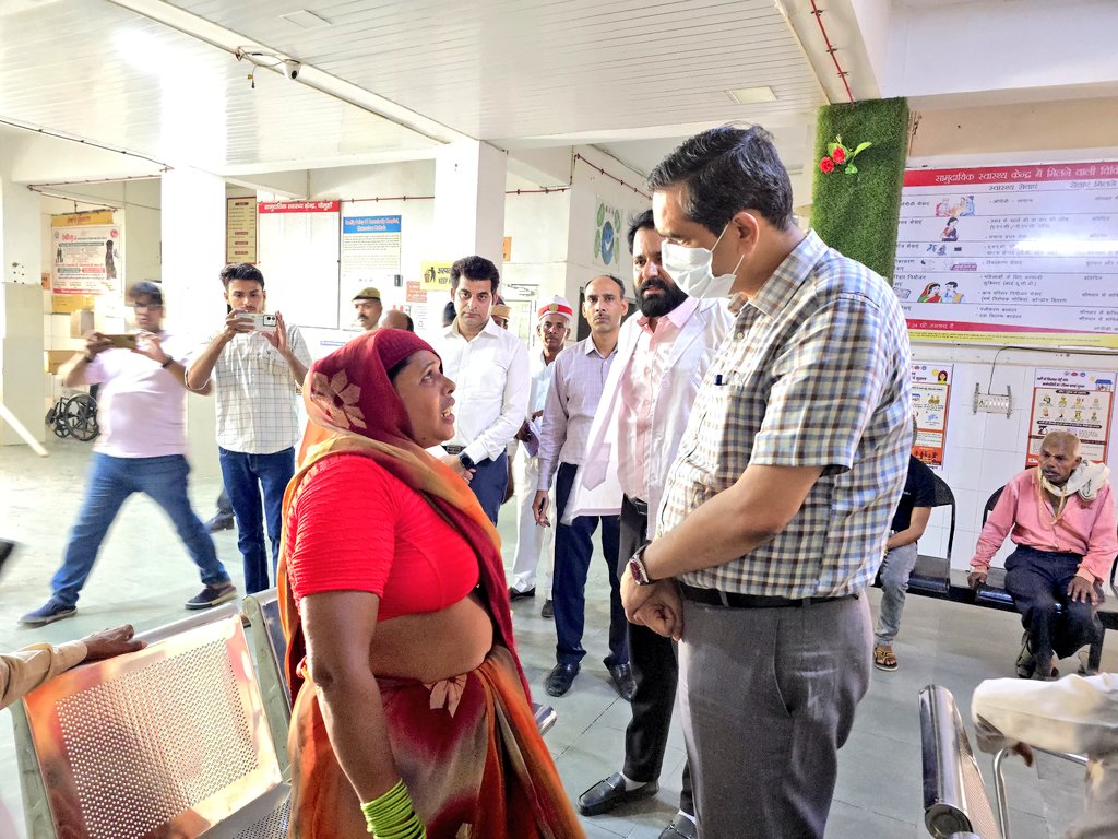 DMMathura1's tweet photo. नगर पंचायत चौमुंहा के प्राथमिक स्वास्थ्य केंद्र का निरीक्षण किया।

मरीजों एवं परिजनों से स्वास्थ्य सुविधाओं की जानकारी ली।

संस्थागत प्रसव हेतु महिलाओं को प्रोत्साहित करें।

दवाओं का स्टॉक तथा एक्सपायरी की तिथियों को चेक किया।

@CMOfficeUP @InfoDeptUP 
@UPGovt @myogiadityanath https://t.co/Hj5rx2ayAJ