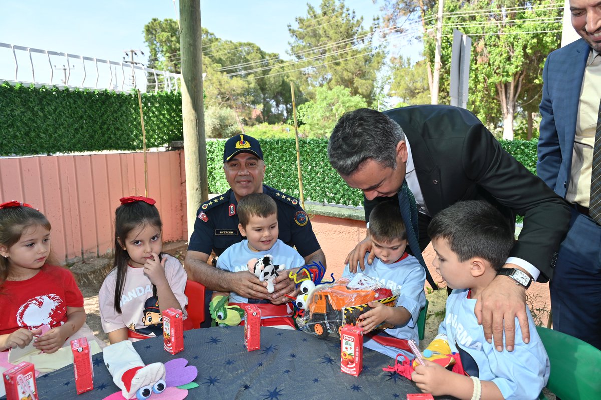 denizlimem's tweet photo. 🧩♟️🛝Minik Ellere Büyük Fikirler Eğitici Oyuncak Projesi 🛝♟️🧩

📍Akköy Anaokulu

Müdürlüğümüz koordinesinde Pınar Baha Abalıoğlu Anadolu Lisesi, Osman Aydınlı Kız Mesleki ve Teknik Anadolu Lisesi, Merkezefendi İlçe Milli Eğitim Müdürlüğü, Pamukkale İlçe Milli Eğitim Müdürlüğü ile İl Jandarma Komutanlığı tarafından yürütülen Minik Ellere Büyük Fikirler Eğitici Oyuncak Projesinin etkinliği gerçekleştirildi.

Pamukkale Akköy Anaokulunda yapılan etkinliğe İl Milli Eğitim Müdürü Emre Çalışkan, İl Jandarma Komutanı J.Alb. Hıdır Ayçiçek, okul müdürleri, öğretmenler ve projede yer alan öğrenciler katıldı.

Etkinlikte İl Milli Eğitim Müdürü Emre Çalışkan, İl Jandarma Komutanı J.Alb. Hıdır Ayçiçek proje kapsamında üretilen eğitici oyuncaklar ve İl Jandarma Komutanlığı’nın temin ettiği oyuncakları Akköy Anaokulunda eğitim gören 3-6 yaş grubu okul öncesi öğrencilerine dağıttı.

Programda Osman Aydınlı Kız Mesleki ve Teknik Anadolu Lisesi öğrencileri anaokulu miniklerine çeşitli etkinlikler düzenleyerek eğlenceli vakit geçirmelerini sağladılar.
 
Türkiye Yüzyılı Maarif Modeli – Erdem-Değer-Eylem Çerçevesi Kapsamında Sosyal Sorumluluk projesi kapsamında ortaöğretim öğrencilerinin; yaratıcı ve eğitici becerilerini kullanarak dezavantajlı okul öncesi çocuklar için eğitici oyuncaklar tasarlamaları ve topluluk içinde oyuncak toplama etkinlikleri düzenlemelerini teşvik eden proje ile  her iki okul bütçeleri kendi imkanlarıyla karşılanmak suretiyle oyuncak üretimi yaptılar. 

Pınar Baha Abalıoğlu Anadolu Lisesi ile Osman Aydınlı Kız Mesleki ve Teknik Anadolu Lisesi proje yürütücüsü öğretmen ve öğrencileri İl Jandarma Komutanlığı’nda atölye çalışmasında ekip çalışması içinde bulundular.

Proje sonunda Akköy Anaokulu, Altındere İlkokulu ve Güzelpınar Yavuzlar Balıkçılık A.Ş. Hacı Ömer Yavuz İlkokulu’nda proje sürecinde üretilen eğitici oyuncaklar ve İl Jandarma Komutanlığı’nın temin ettiği oyuncaklar projede yer alan öğretmen ve öğrencilerce 3-6 yaş grubu öğrencilerine hediye edilecek.

@emre_caliskan 
@tcmeb 
@Yusuf__Tekin