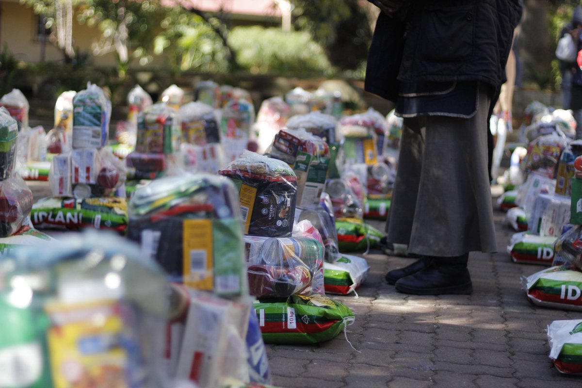 SpeakerofJoburg's tweet photo. No one should go to bed hungry. The Office of the Speaker &amp; Gift of the Givers are working to ensure no one is left behind.
#LegislatureToThePeople #LetsFixJohannesburg https://t.co/C9UB9OyKsd