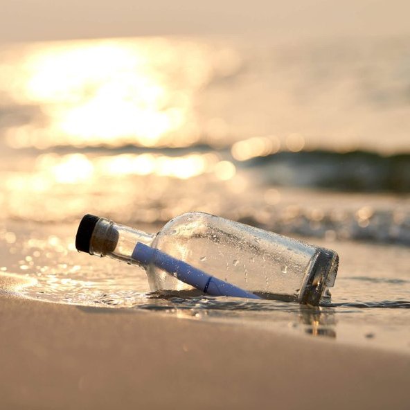 رائعون هم أولئك الذين يحصلون على إعجابات قليلة؛ وتعليقات أقل؛ ومع ذلك ينشرون!..
فهم ينشرون دون أدنى تردد أو خوف أو قلق من وهم التجاهل..
هؤلاء تخلصوا من عقدة التصفيق والإعجاب والمديح..
يكتبون كمن يرسل رسالة عبر زجاجة في محيط؛ وكله إيمان أن الرسالة ستصل في نهاية الأمر!..