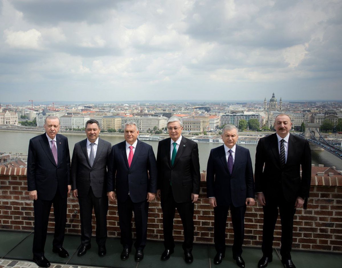 🇦🇿🇹🇷🇺🇿🇰🇿🇰🇬🇹🇲🇭🇺Türk Dövlətləri Təşkilatına üzv və müşahidəçi ölkərin liderlərinin birlikdə xatirə fotosu

#türkdünyası #türkiye #türkdevletleriteşkilatı