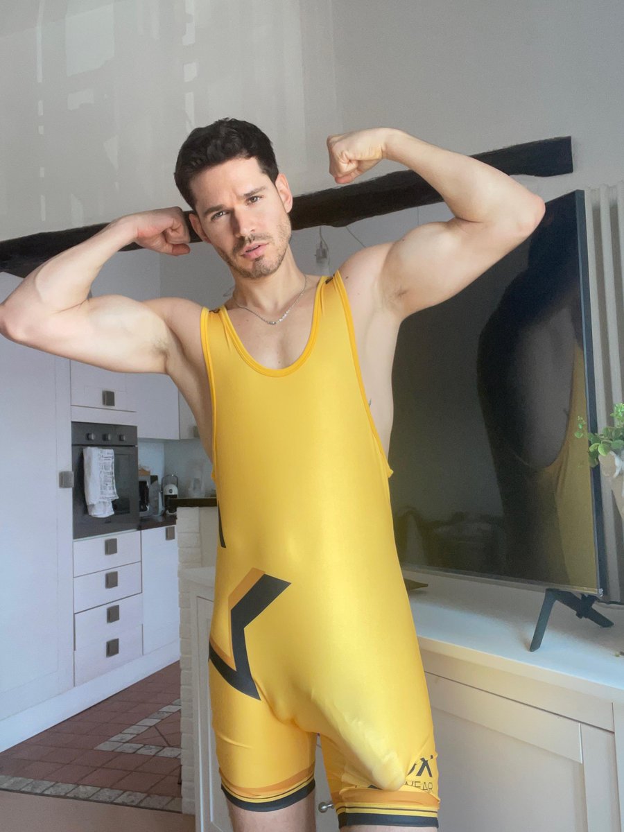 Hunk Babe tweet media