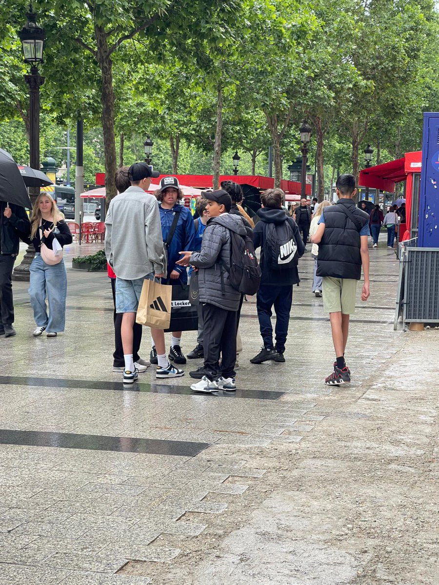 On a fait du shopping aux Champs Élysées et on a acheté beaucoup de choses! C’était bien passé! 🛍️ #FPSParis2025 <a href="/FinhamPark/">Finham Park School</a>