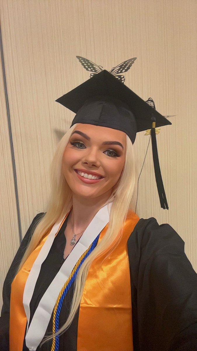 yourrrfavdani's tweet image. We here 🥳🎓🍾 #FirstGenGraduate #Classof2025 👩🏼‍🎓