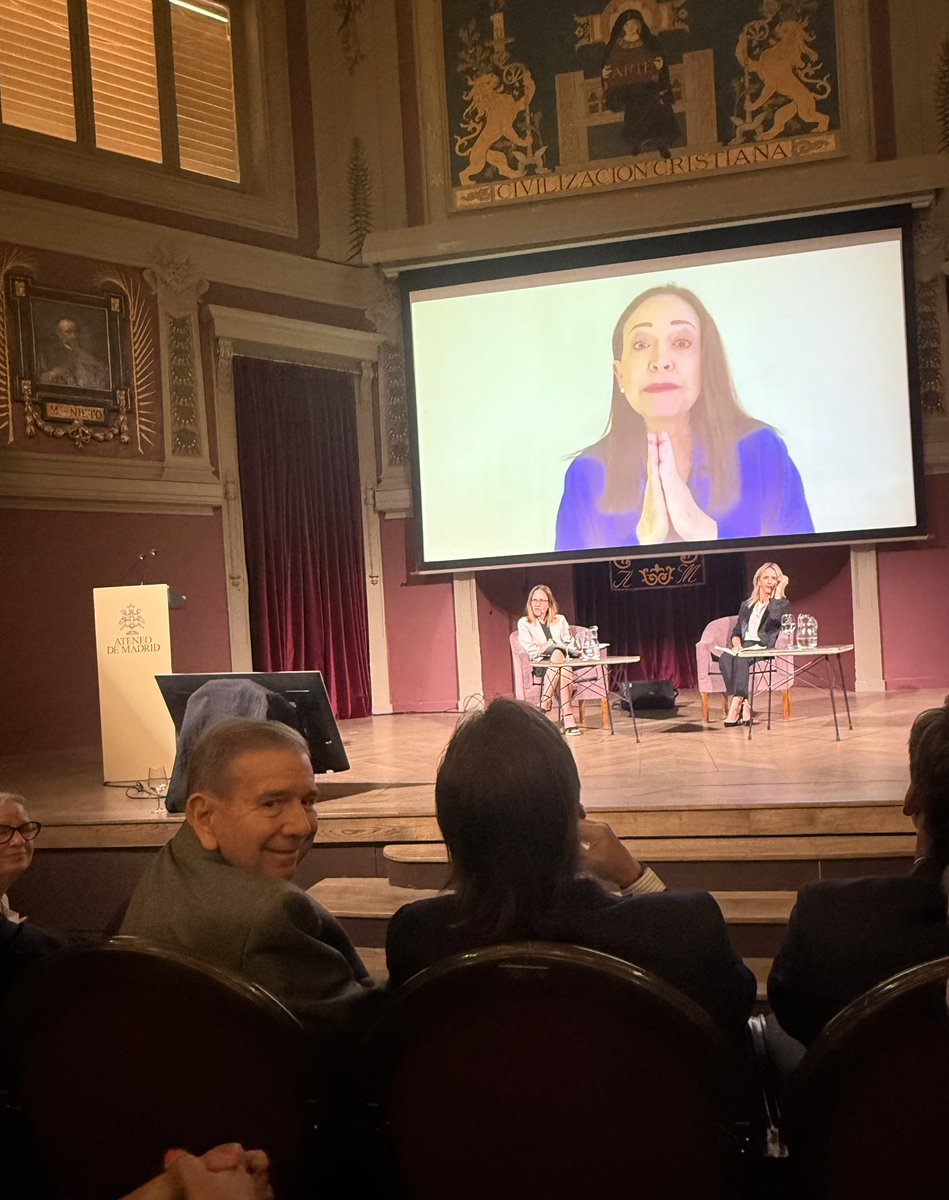 EdmundoGU's tweet photo. Tuve el honor, junto a @MariaCorinaYA, de participar en el “Foro Libertad y Democracia”, organizado por la Fundación Internacional por la Libertad.

Allí destaqué algo que todos sabemos: el pueblo venezolano ha demostrado una fuerza admirable. Se ha mantenido firme en la esperanza, ha elegido caminos pacíficos y constitucionales, y entiende que defender la democracia requiere constancia, inteligencia y unidad.

Valoro profundamente espacios como este. Porque hablar de libertad no es un lujo académico, es una urgencia.

Los desafíos son enormes. Hoy, más que nunca, debemos actuar con claridad, responsabilidad y propósito.

Me acompañaron en este foro destacados expresidentes como Mariano Rajoy, Iván Duque, Jorge Tuto Quiroga, Luis Lacalle Pou, Mauricio Macri, Jamil Mahuad, José María Aznar, así como Alberto Núñez Feijóo, Cayetana Álvarez de Toledo y el alcalde de Madrid, José María Almeida.