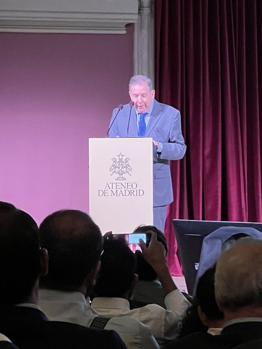 EdmundoGU's tweet photo. Tuve el honor, junto a @MariaCorinaYA, de participar en el “Foro Libertad y Democracia”, organizado por la Fundación Internacional por la Libertad.

Allí destaqué algo que todos sabemos: el pueblo venezolano ha demostrado una fuerza admirable. Se ha mantenido firme en la esperanza, ha elegido caminos pacíficos y constitucionales, y entiende que defender la democracia requiere constancia, inteligencia y unidad.

Valoro profundamente espacios como este. Porque hablar de libertad no es un lujo académico, es una urgencia.

Los desafíos son enormes. Hoy, más que nunca, debemos actuar con claridad, responsabilidad y propósito.

Me acompañaron en este foro destacados expresidentes como Mariano Rajoy, Iván Duque, Jorge Tuto Quiroga, Luis Lacalle Pou, Mauricio Macri, Jamil Mahuad, José María Aznar, así como Alberto Núñez Feijóo, Cayetana Álvarez de Toledo y el alcalde de Madrid, José María Almeida.