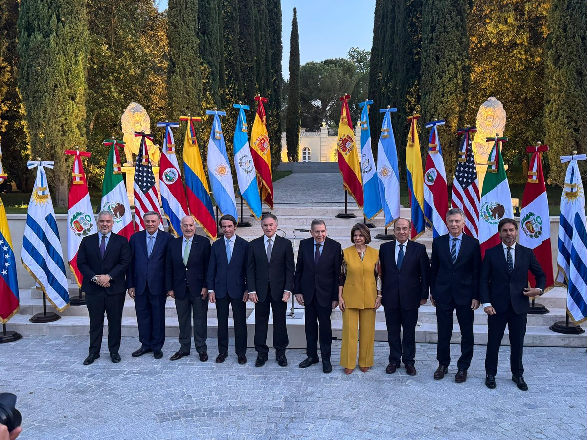 EdmundoGU's tweet photo. Tuve el honor, junto a @MariaCorinaYA, de participar en el “Foro Libertad y Democracia”, organizado por la Fundación Internacional por la Libertad.

Allí destaqué algo que todos sabemos: el pueblo venezolano ha demostrado una fuerza admirable. Se ha mantenido firme en la esperanza, ha elegido caminos pacíficos y constitucionales, y entiende que defender la democracia requiere constancia, inteligencia y unidad.

Valoro profundamente espacios como este. Porque hablar de libertad no es un lujo académico, es una urgencia.

Los desafíos son enormes. Hoy, más que nunca, debemos actuar con claridad, responsabilidad y propósito.

Me acompañaron en este foro destacados expresidentes como Mariano Rajoy, Iván Duque, Jorge Tuto Quiroga, Luis Lacalle Pou, Mauricio Macri, Jamil Mahuad, José María Aznar, así como Alberto Núñez Feijóo, Cayetana Álvarez de Toledo y el alcalde de Madrid, José María Almeida.