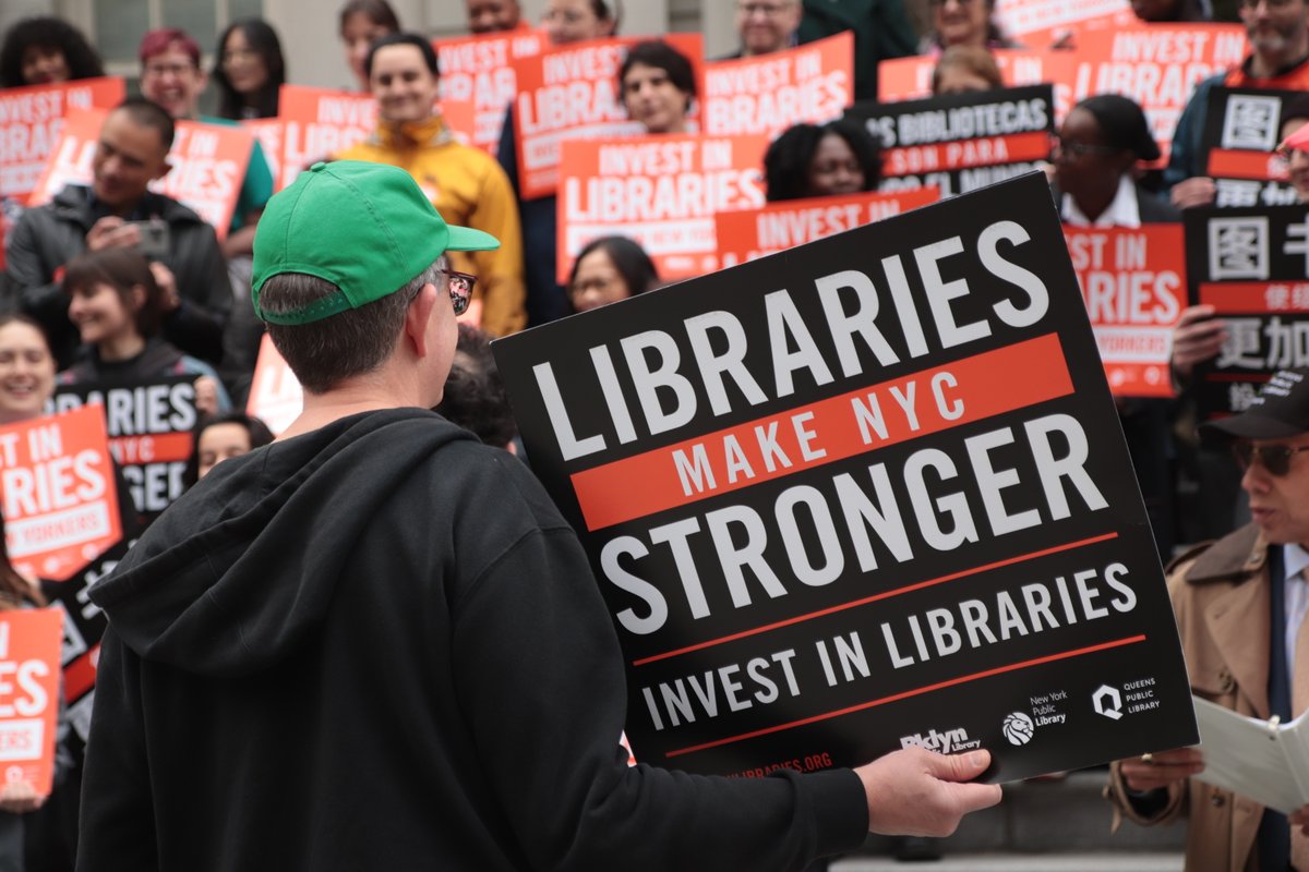 NYCLibraries's tweet image. Thank you to everyone who stood with @BKLYNlibrary, @QPLNYC, and @NYPL today at City Hall! Sign a letter telling City leaders #InvestInLibraries: investinlibraries.org