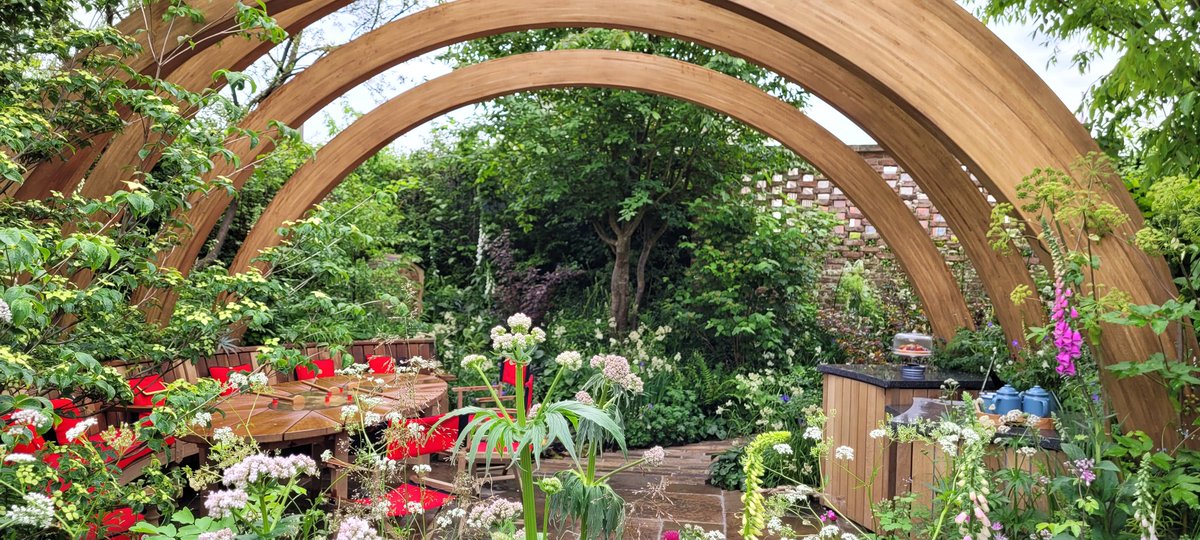 Lovely day spent at the #ChelseaFlowerShow. Sometimes you just have to flop on a pink throne and walk among the roses. Thank you <a href="/The_RHS/">The RHS</a> and all the designers. #ChelseaPensionersGarden #BalconyGarden #DavidAustinRoses