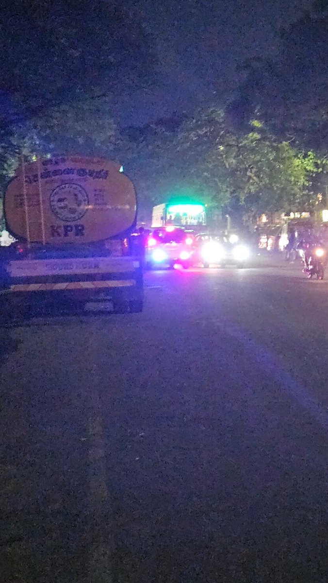 childchapathi's tweet photo. @ChennaiTraffic this is the only city where I've seen numerous cop cars violating one-ways/no-entries/wrong side driving only to go stop for tea. This is in Adyar. No wonder not one single person is worried about driving in the opposite direction. #TrafficPolice #violation #Shame https://t.co/mKV4TwFQpA