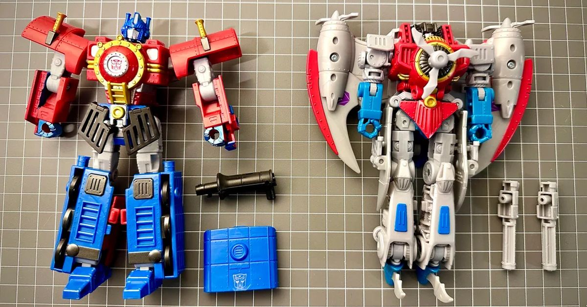 TFormers's tweet photo. #DailyOptimusPrime - Hearts of Steel Optimus Prime & Starscream 2-Pack In-Hand Images: The #Transformers Timelines Comic Edition Hearts of Steel Optimus Prime and… https://t.co/QnZe5morVy - Read More #Transformers #OptimusPrime #Starscream #HeartsOfSteel #TransformersFans https://t.co/EL5Shjuu36
