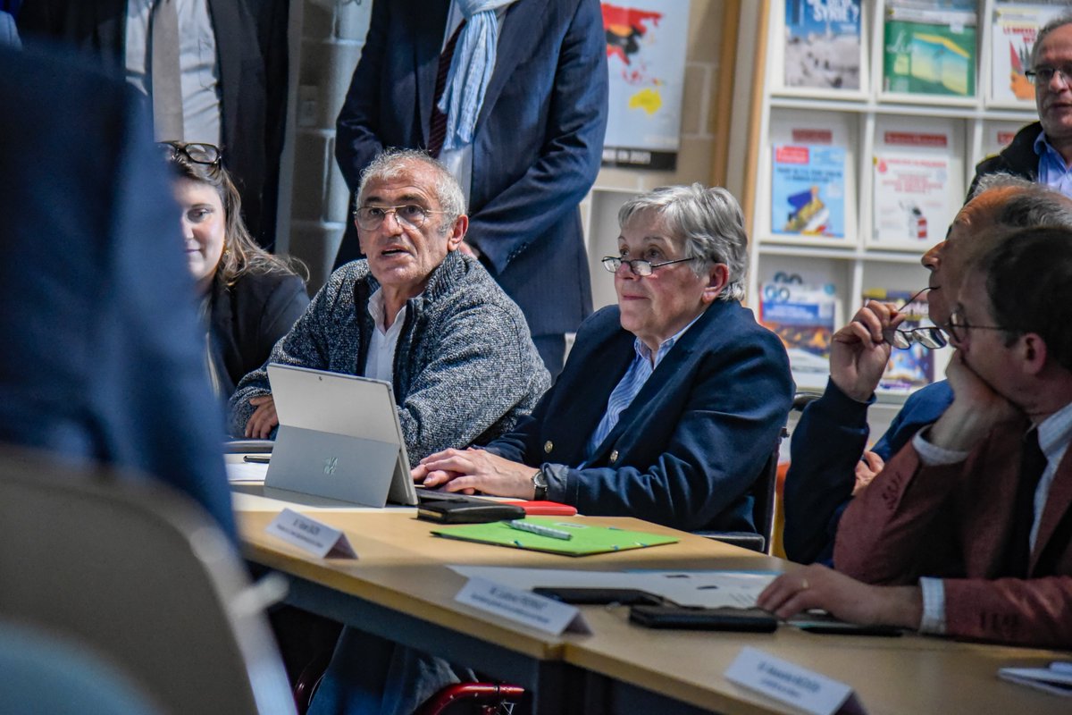fabien_bazin's tweet image. #Decize à La cité scolaire Maurice Genevoix pour le projet "Ambition : orientation santé"
#Initiative essentielle, s'inscrivant en amont des bourses d'études financées par le Conseil départemental: le #développement de l'accès aux études de santé pour les jeunes Nivernais!