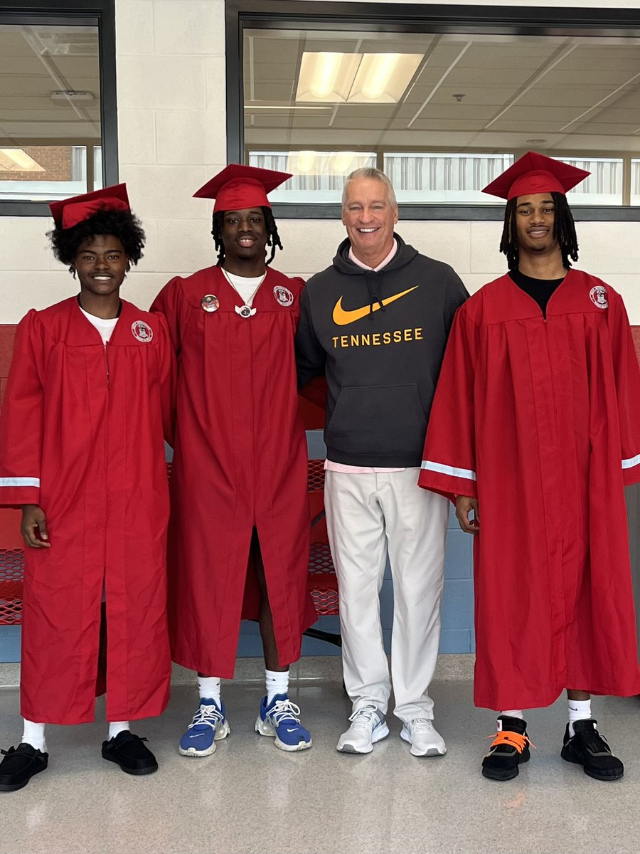 twinetwine1's tweet photo. Senior Basketball Players!!! Go “Colts” https://t.co/RVpeFsX6Qi