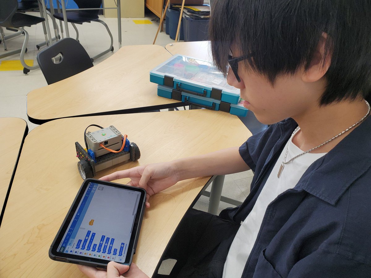 CareerTech_TPSD's tweet image. After Exploring Computer Science students learned to code virtual VEX robots, they built, coded, and tested out some #VEXgo builds. 🤖 #CTE #tpsd