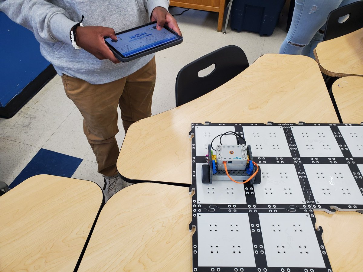 CareerTech_TPSD's tweet image. After Exploring Computer Science students learned to code virtual VEX robots, they built, coded, and tested out some #VEXgo builds. 🤖 #CTE #tpsd